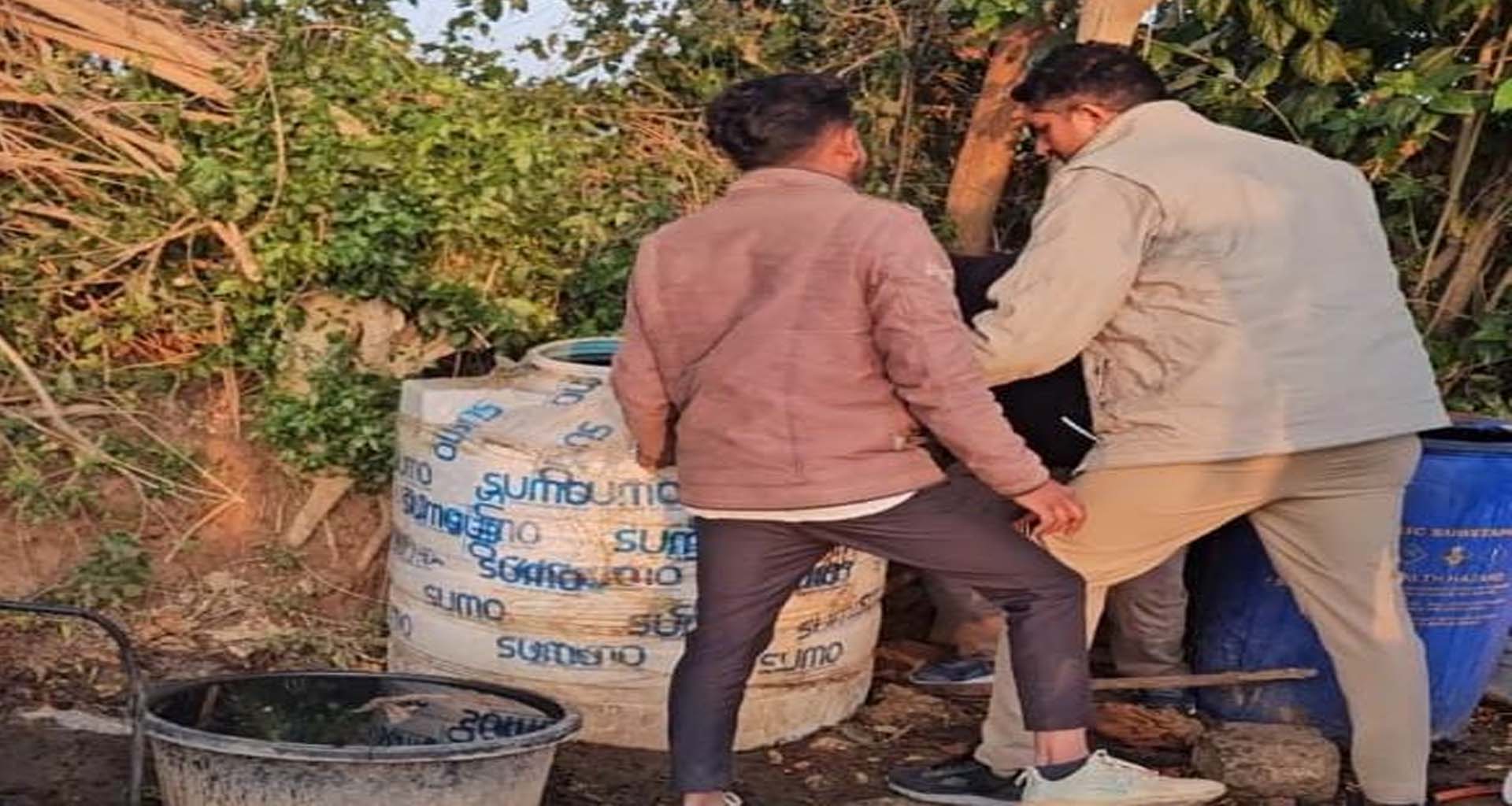 ડીસા રૂરલ પોલીસનો બુટલેગરો પર સપાટો : ધાડા ગામે દેશી દારૂના અડ્ડા પર રેડ પાડી