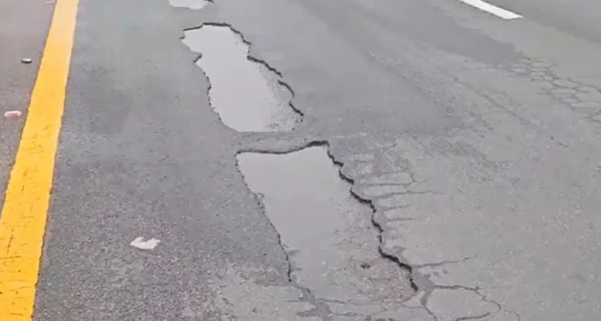 યુપી: આગ્રા-લખનૌ એક્સપ્રેસ વે પર ખાડા, અખિલેશ યાદવે વીડિયો પોસ્ટ કરીને સરકાર પર કટાક્ષ કર્યો