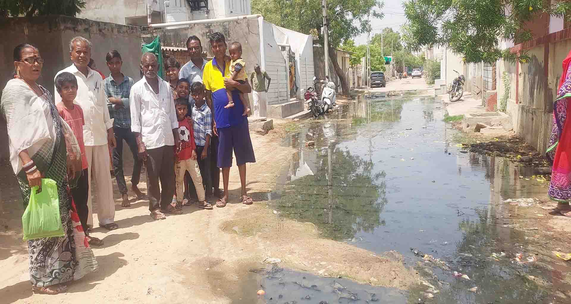 ભૂગર્ભ ગટરના પાણી ઘરની આગળ વહેતા સ્થાનિક રહીશો મુશ્કેલીમાં; રોગચાળો ફાટી નીકળે તેવી ચિંતા