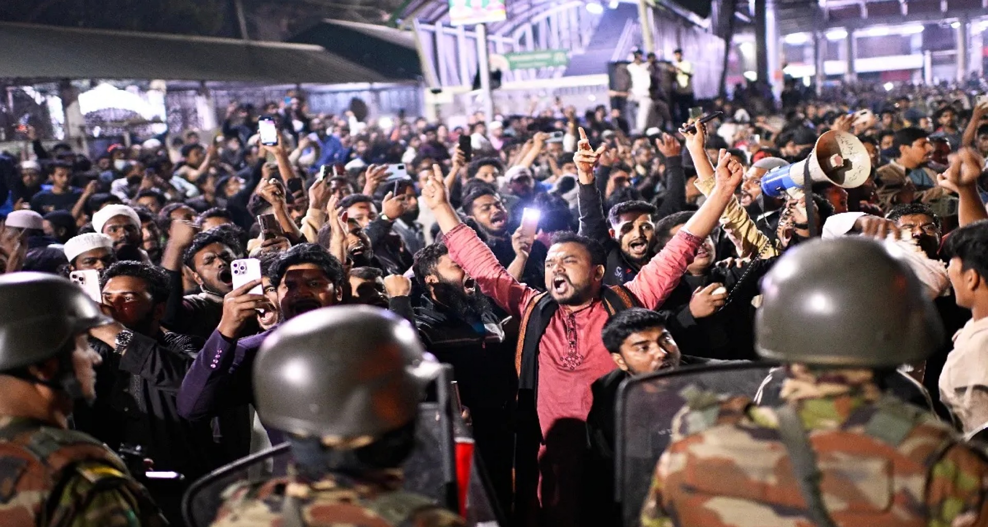 બાંગ્લાદેશમાં અરાજકતા વધી, વિરોધીઓ બેરિકેડ તોડીને સંસદમાં ઘૂસી ગયા; યુનુસે સરકારને 24 કલાકનું અલ્ટીમેટમ આપ્યું