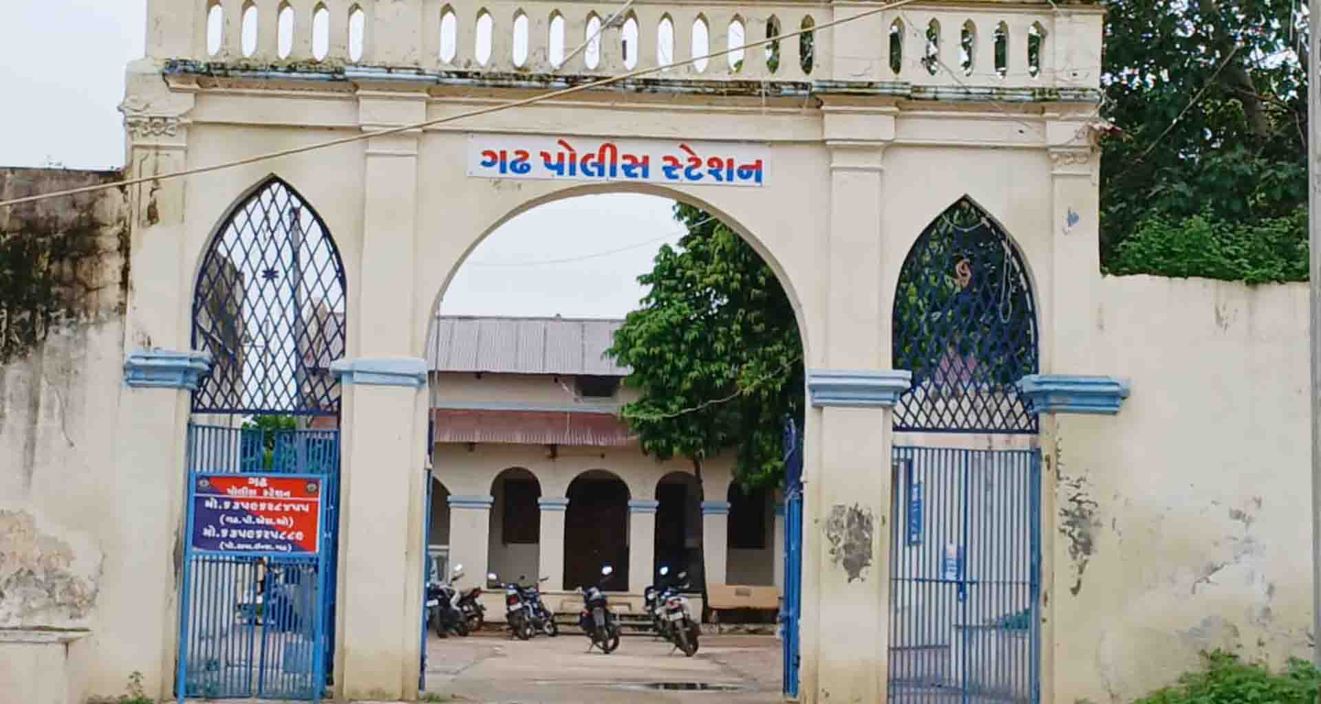 કુંભલમેર નજીક ખેતરમાં ધોળે દહાડે લાખો રૂપિયાના સોના ચાંદીના ઘરેણાંની ચોરી થતાં ચકચાર