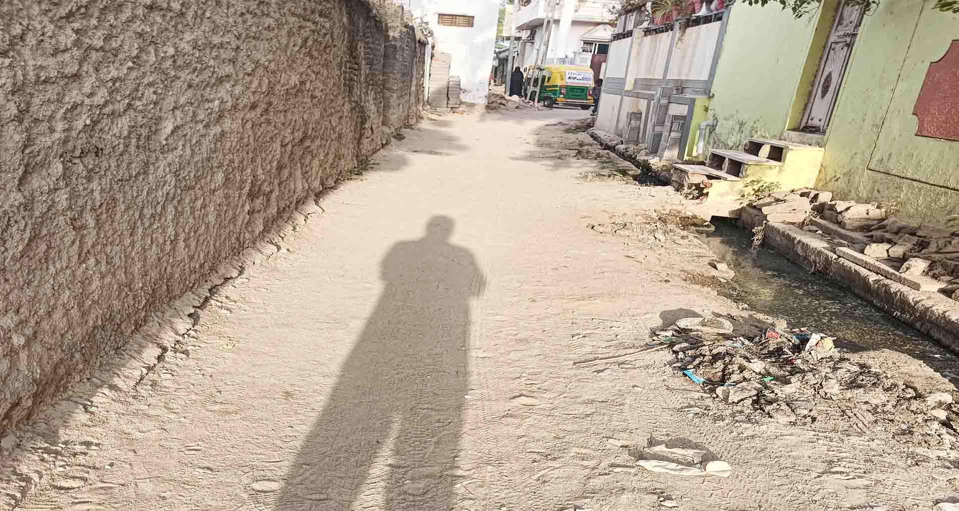 ડીસાના વોર્ડ નં.૯માં સીસી રોડ પાસ થયેલ છતાં કામ હાથ ન ધરતા સ્થાનિકો લાલઘૂમ