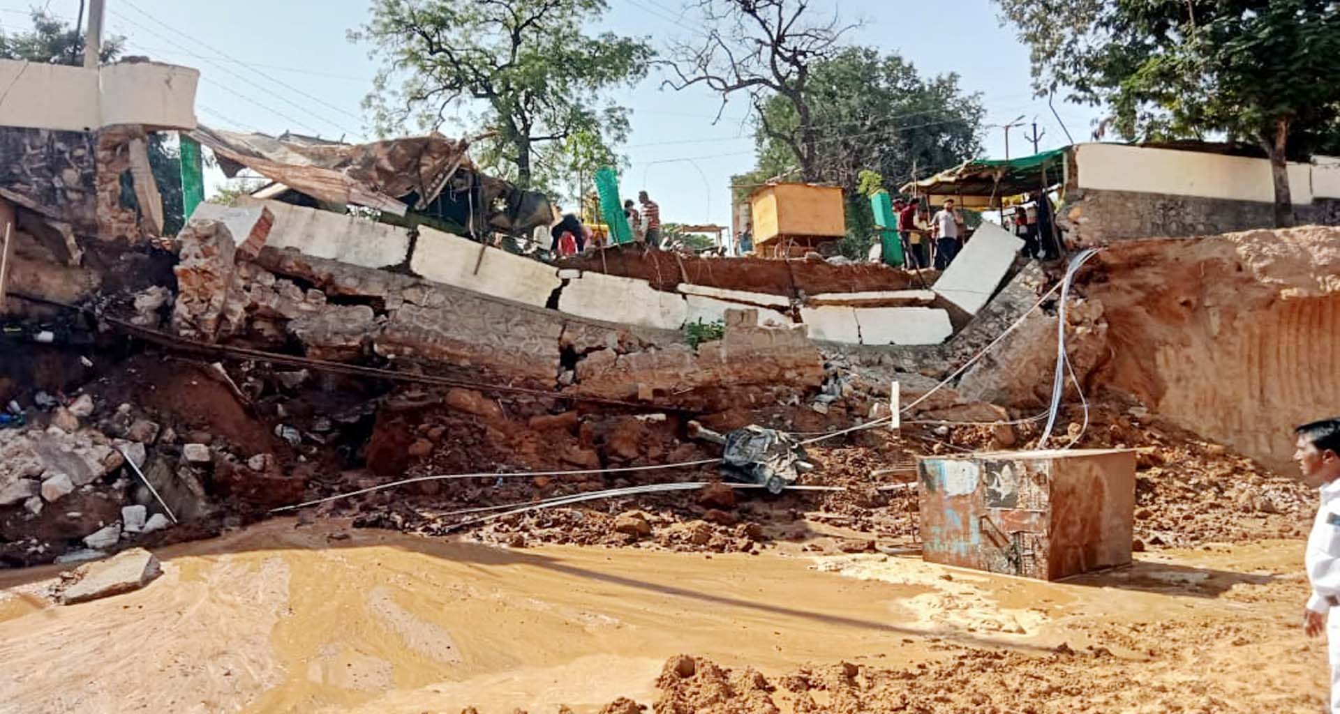 પાલનપુરમાં મીરાગેટ પાસે ગાર્ડનમાં કોટ ધરાશાઈ થતાં હડકંપ મચી