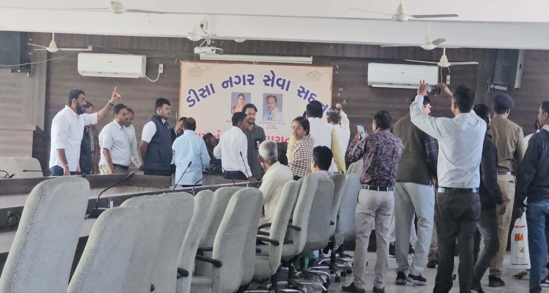 ડીસા નગરપાલિકાની સામાન્ય સભામાં વિપક્ષના હોબાળા વચ્ચે વિકાસ કામોને બહાલી