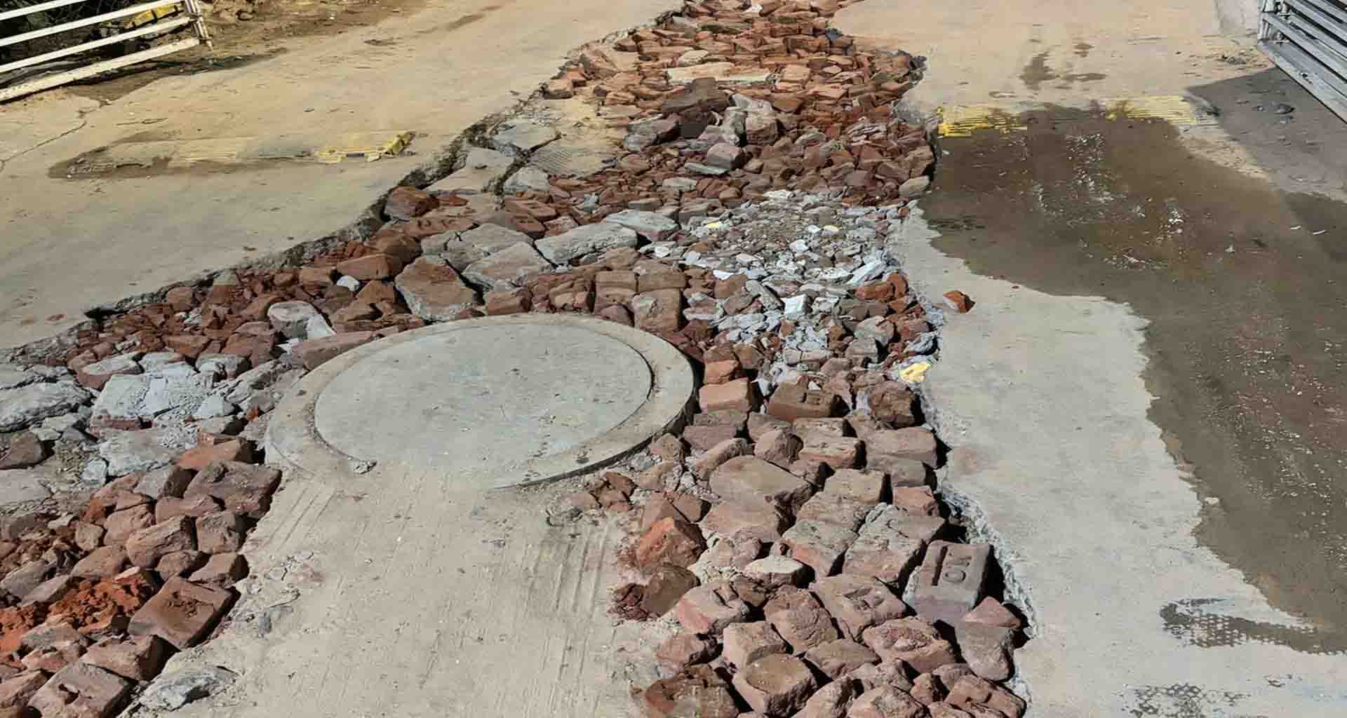 પાલનપુરમાં ગુરુ નિધિ બંગ્લોઝના રહીશોએ વરસાદી ખાડા જાતે પૂર્યા