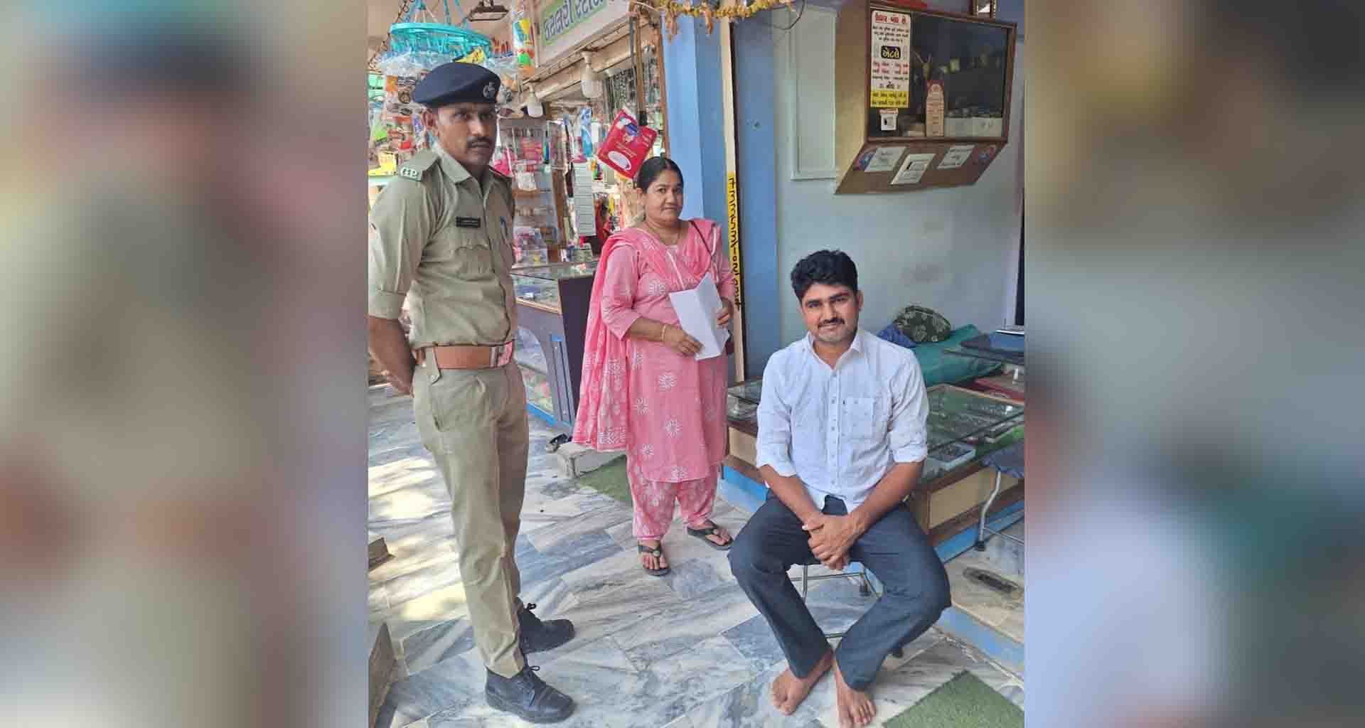 લાખણી અને યાત્રાધામ ગેળાની દુકાનોમાં ફટાકડા અને વિસ્ફોટક સામગ્રીની તપાસ