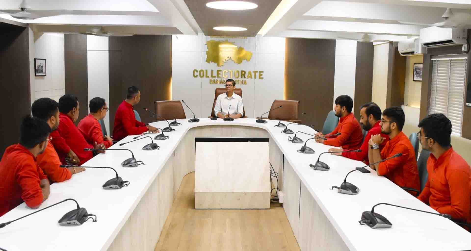 અંબાજી થી શારદાપીઠ-કાશ્મીર યાત્રાનું પ્રસ્થાન કરાવતા જિલ્લા કલેકટર મિહિર પટેલ