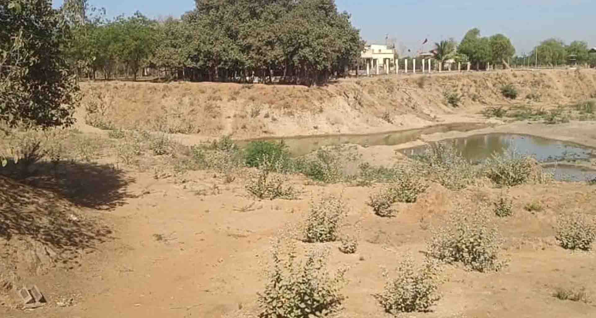 ગામડાઓમાં પાણીની કટોકટી : તળાવો સૂકાભઠ્ઠ, નર્મદા નીરની માંગ