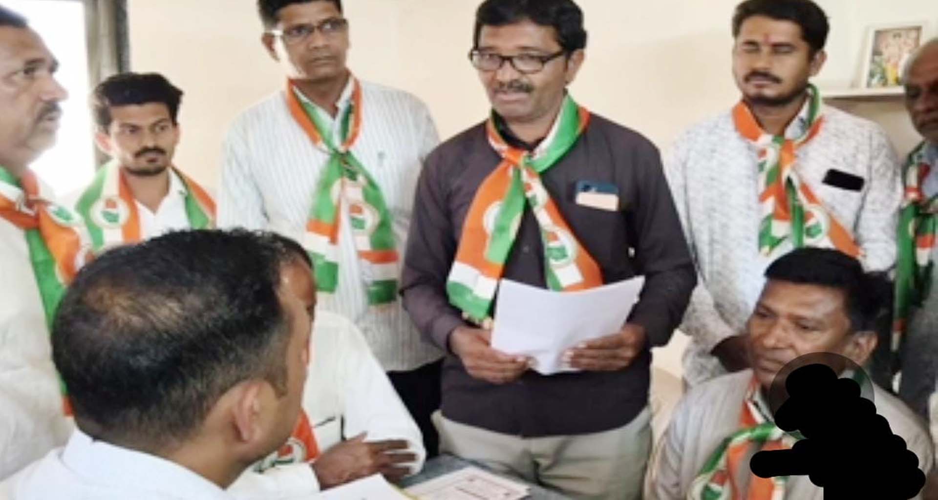 થરા શહેર કોંગ્રેસ સમિતિ દ્વારા મતદાર યાદી સુધારણામાં ગરબડના આક્ષેપો સાથે ઓગડ મામલતદારને આવેદનપત્ર આપ્યું