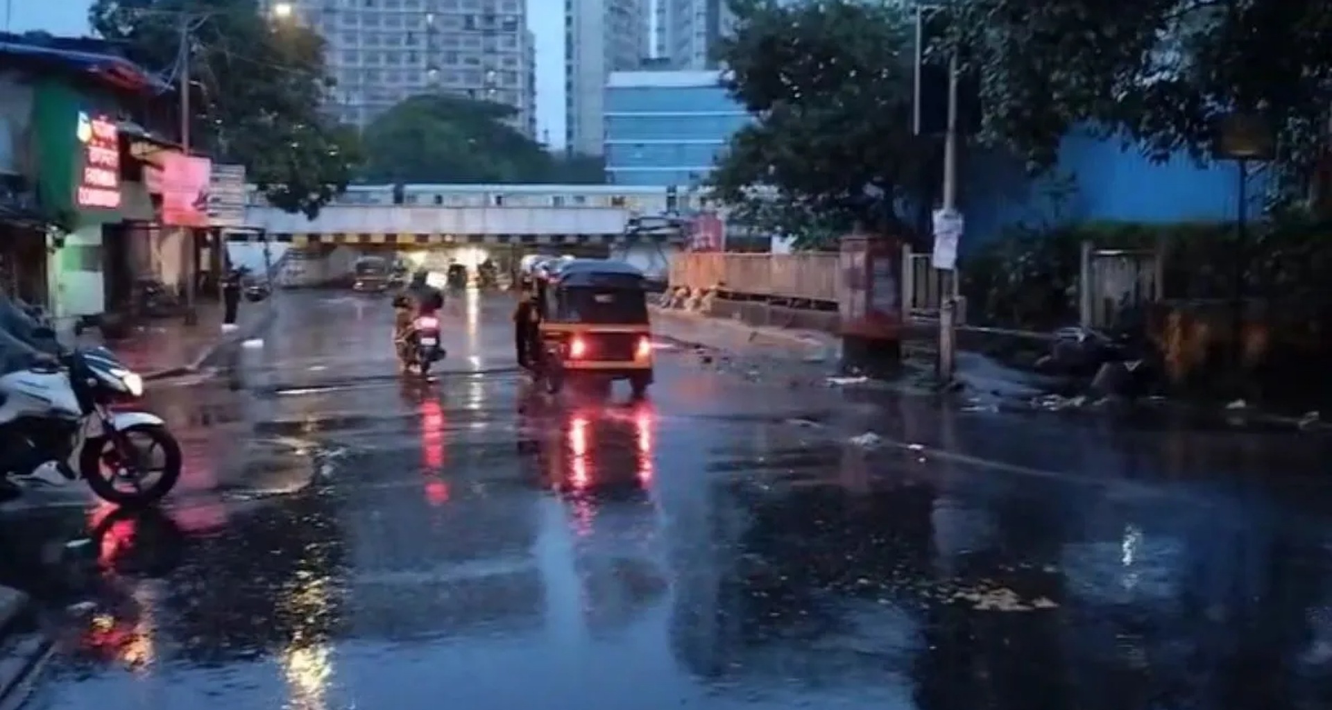 મુંબઈમાં ભારે વરસાદ માટે રેડ એલર્ટ, BMC અને પોલીસે એડવાઈઝરી જારી કરી; લોકોને કરી આ અપીલ