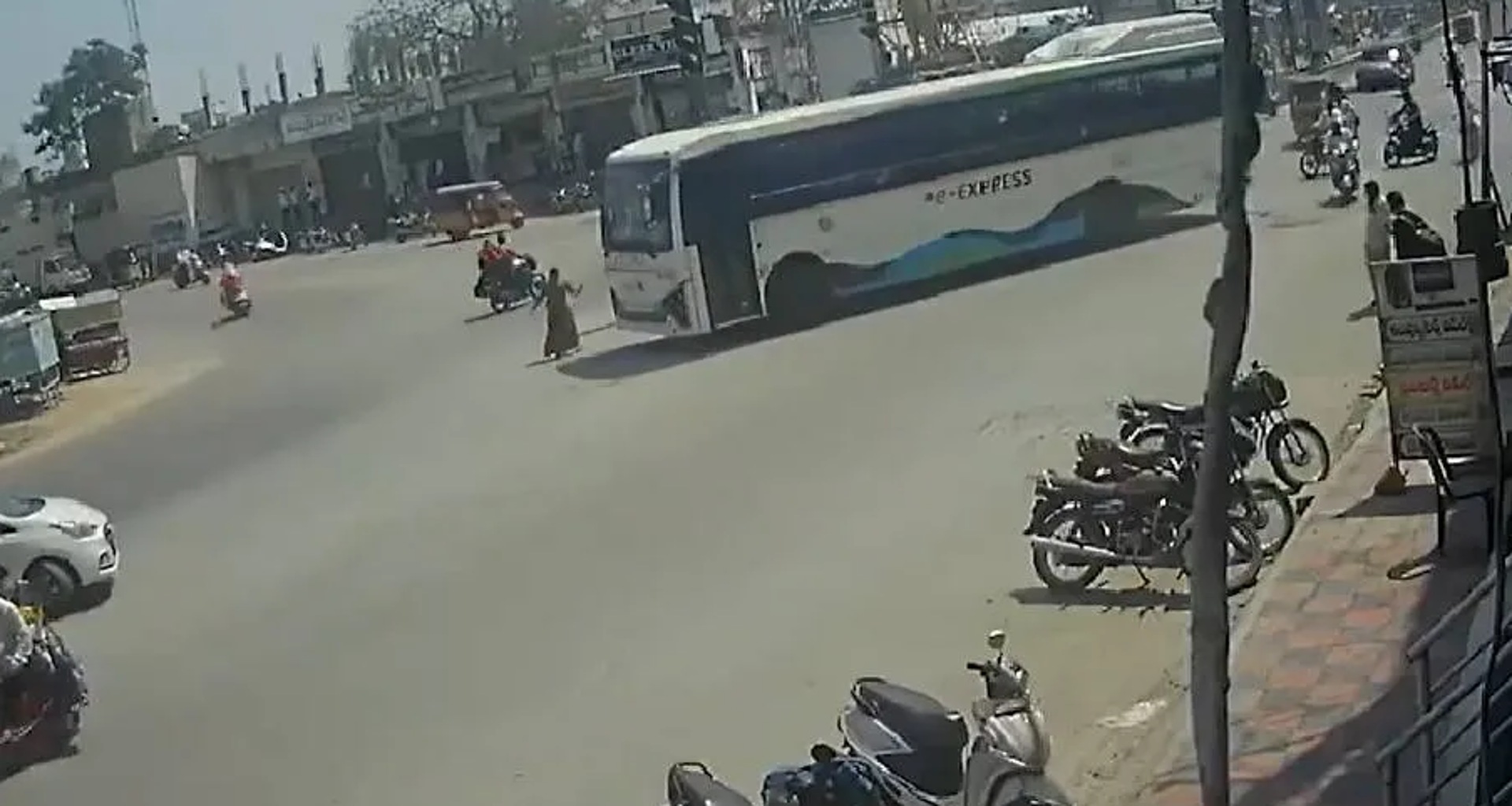 ઇલેક્ટ્રિક બસે રસ્તો ક્રોસ કરી રહેલી મહિલાને કચડી નાખી