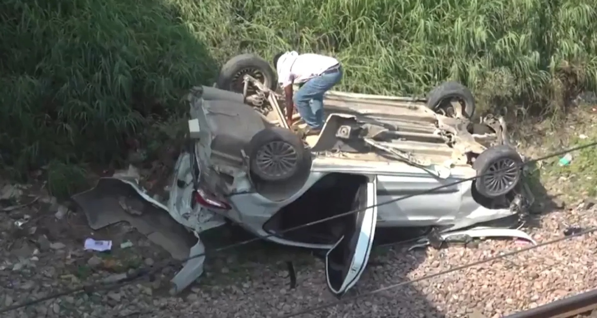 ફ્લાયઓવર પરથી રેલ્વે ટ્રેક પર કાર પડી, ડ્રાઈવર ઘાયલ, મુકરબા ચોક પાસે અકસ્માત થયો