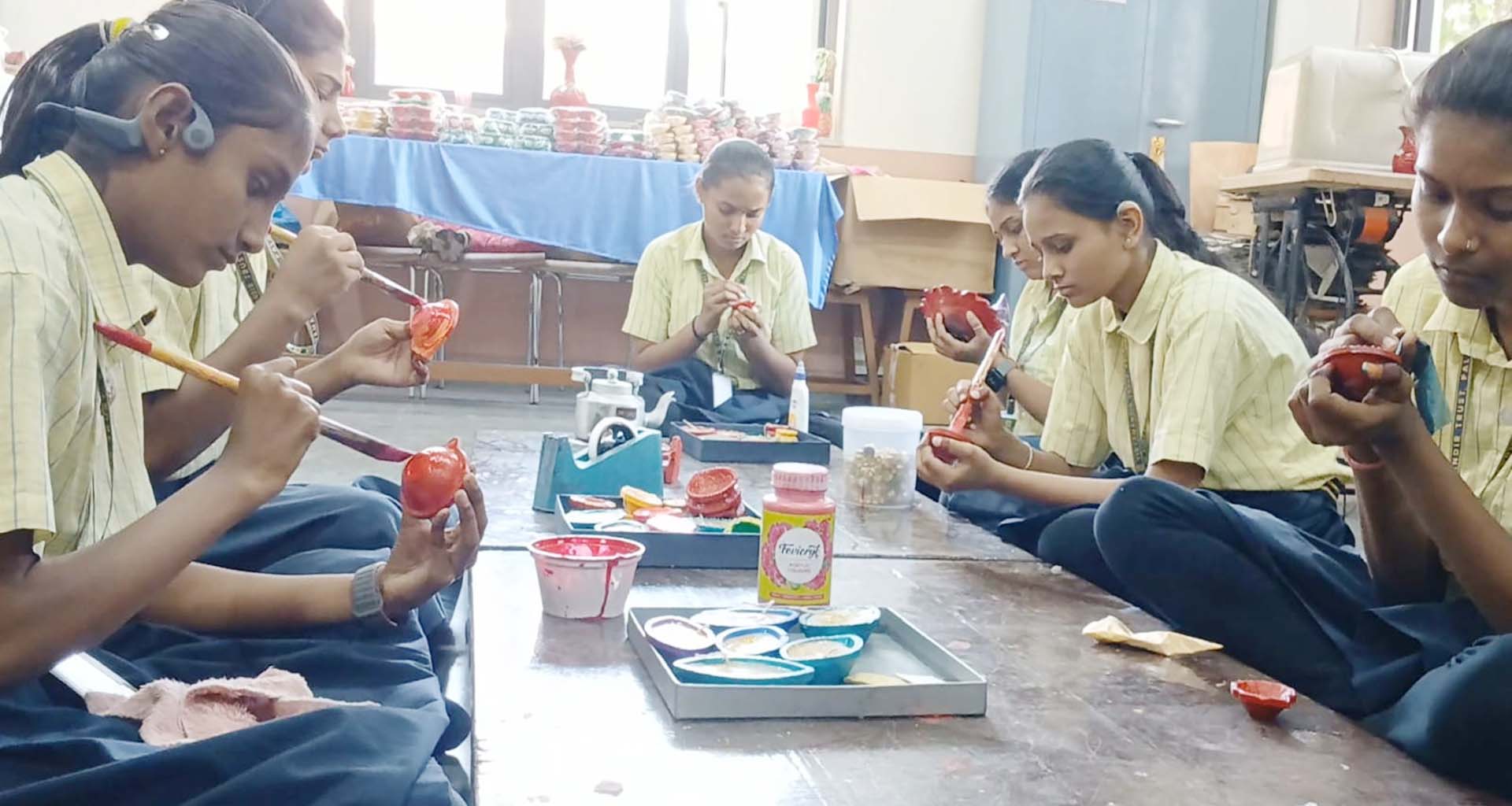 પાલનપુરમાં દિવ્યાંગ બાળકો દ્વારા રંગબેરંગી દીવડા અને તોરણ તૈયાર કરાયા