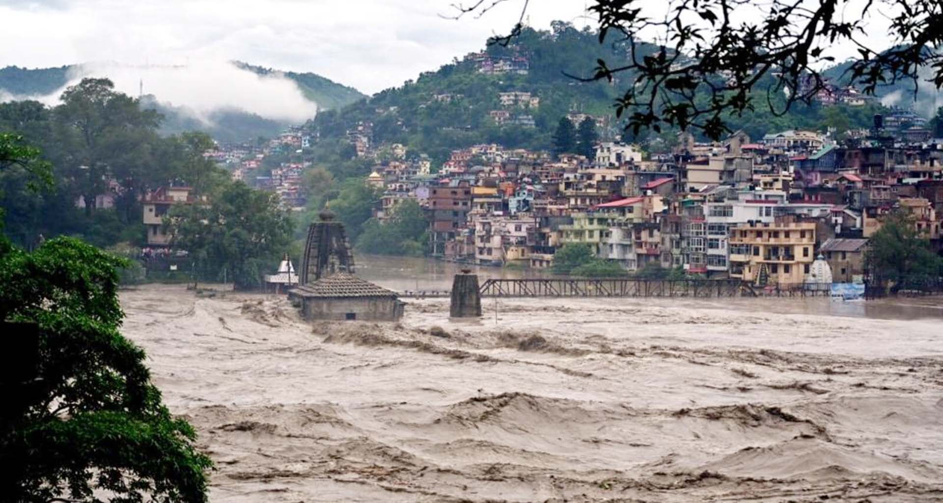 હિમાચલમાં ભારે વરસાદે તબાહી મચાવી : 9 જિલ્લામાં પૂરની ચેતવણી : 1200 કરોડનું નુકસાન