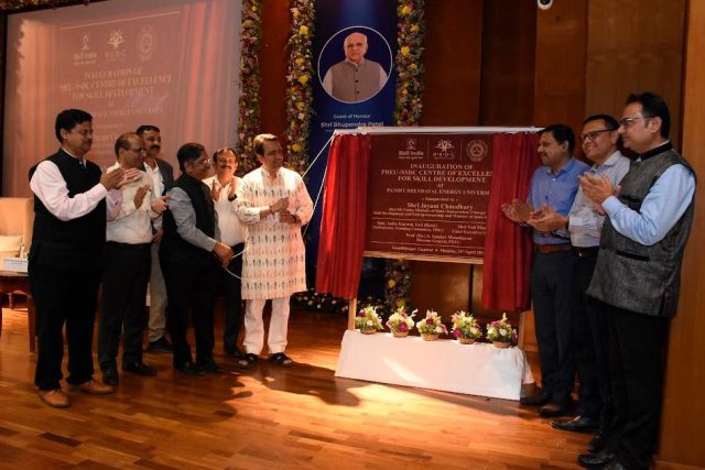કેન્દ્રીય મંત્રી શ્રી જયંત ચૌધરીએ 40 કૌશલ્ય અભ્યાસક્રમો ઓફર કરતા NSDC-PDEU સેન્ટરનું ઉદ્ઘાટન કર્યું