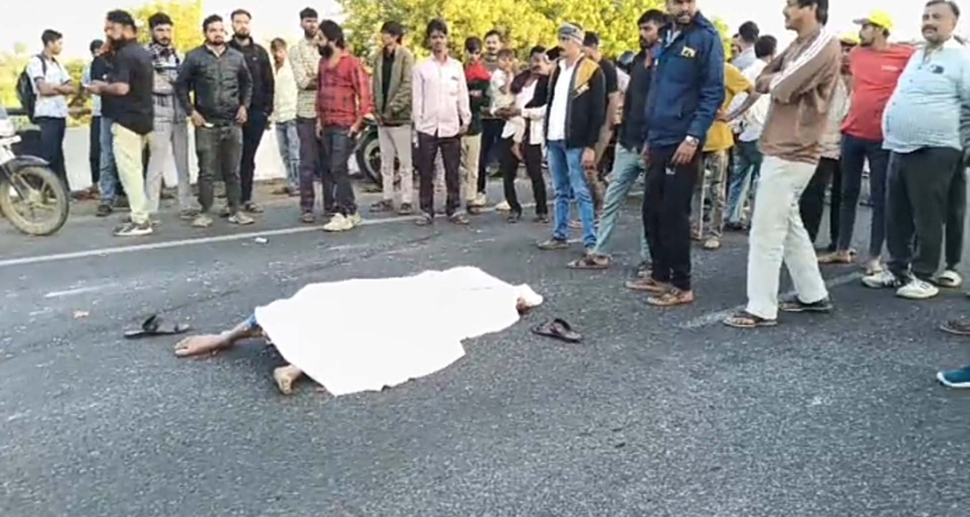 કાંકરેજના શિહોરી રતનપુરા બ્રિજ ઉપર ટ્રેલર અને બાઈક વચ્ચે અકસ્માત સર્જાતા એકનું મોત