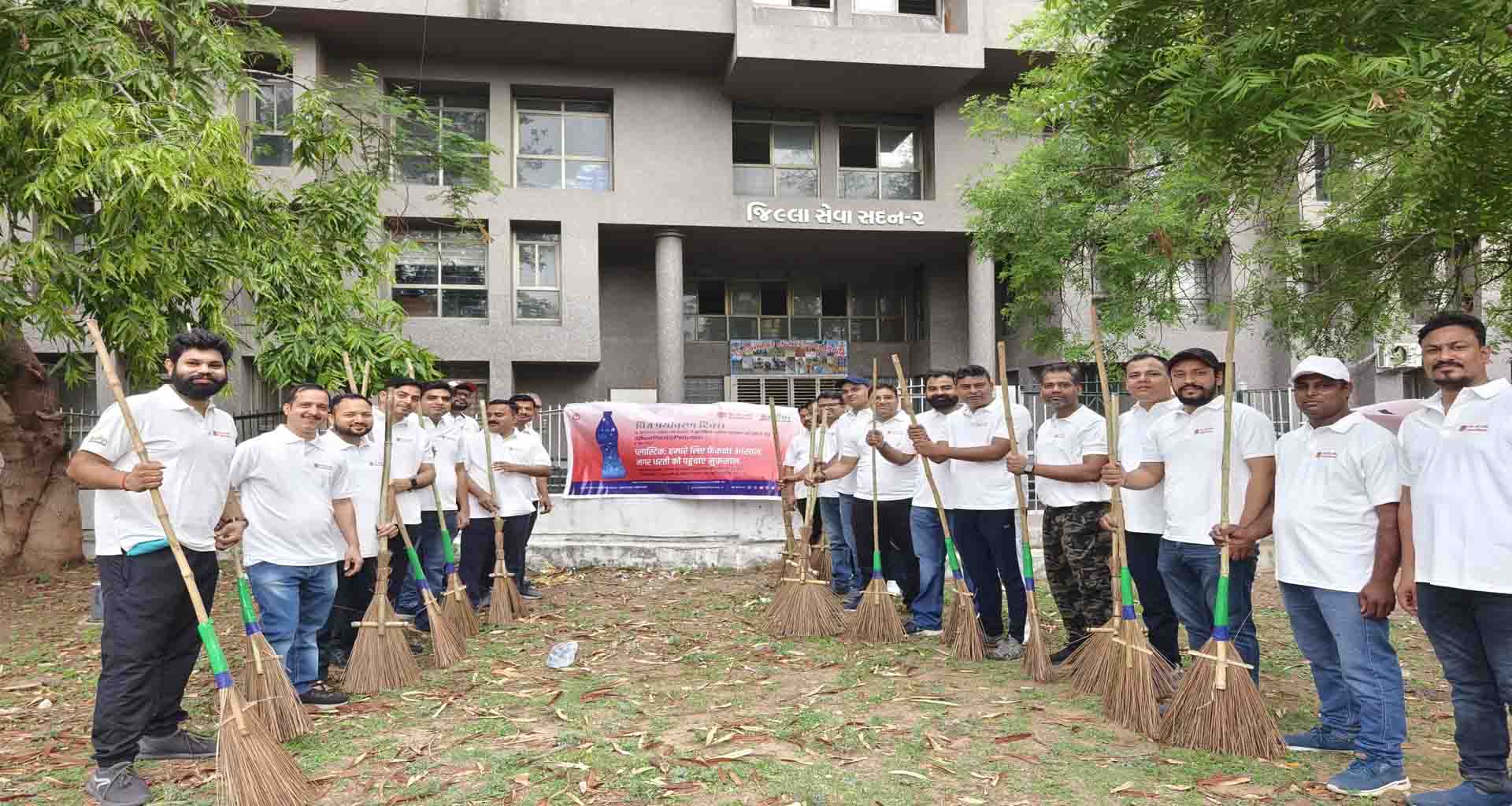 બેંક ઓફ બરોડા દ્વારા પાલનપુર અને વાઘરોલ ખાતે સફાઈ તથા વૃક્ષારોપણ કાર્યક્રમનું આયોજન કરાયું