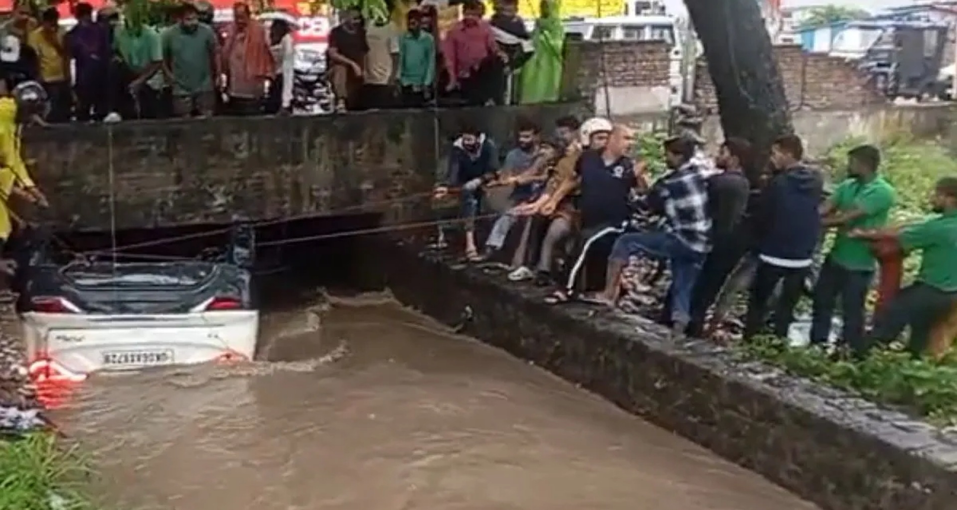 મુશળધાર વરસાદ વચ્ચે મોટો અકસ્માત, 7 લોકો ભરેલી કાર નહેરમાં પડી, એક માસૂમ બાળક સહિત 4 લોકોના મોત