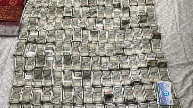 ઓડિશામાં એન્જિનિયરના ઘરેથી 2 કરોડ રૂપિયા રોકડા મળ્યા: દરોડા દરમિયાન તેને બારીમાંથી 500 રૂપિયાની નોટ ફેંકતા પકડાયો