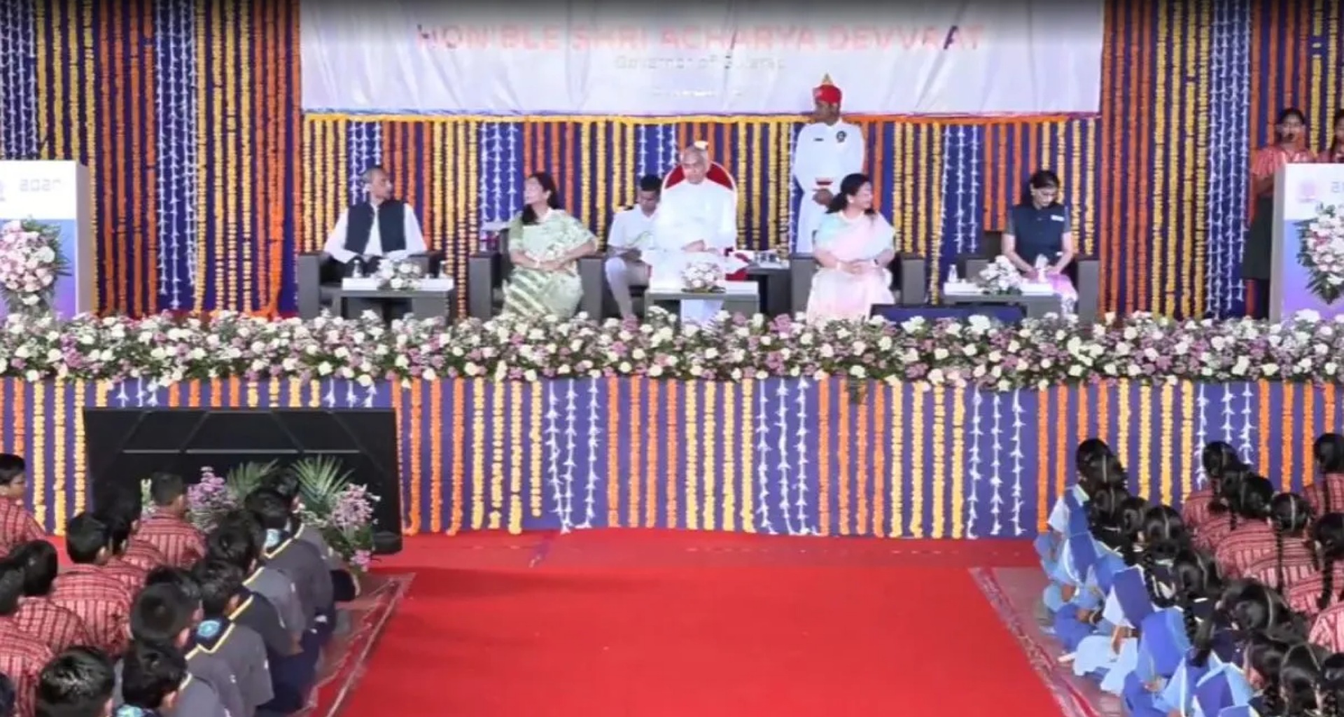 રાજ્યપાલે અદાણી વિદ્યા મંદિરમાં બાળકો સાથે વાર્તાલાપ કર્યો