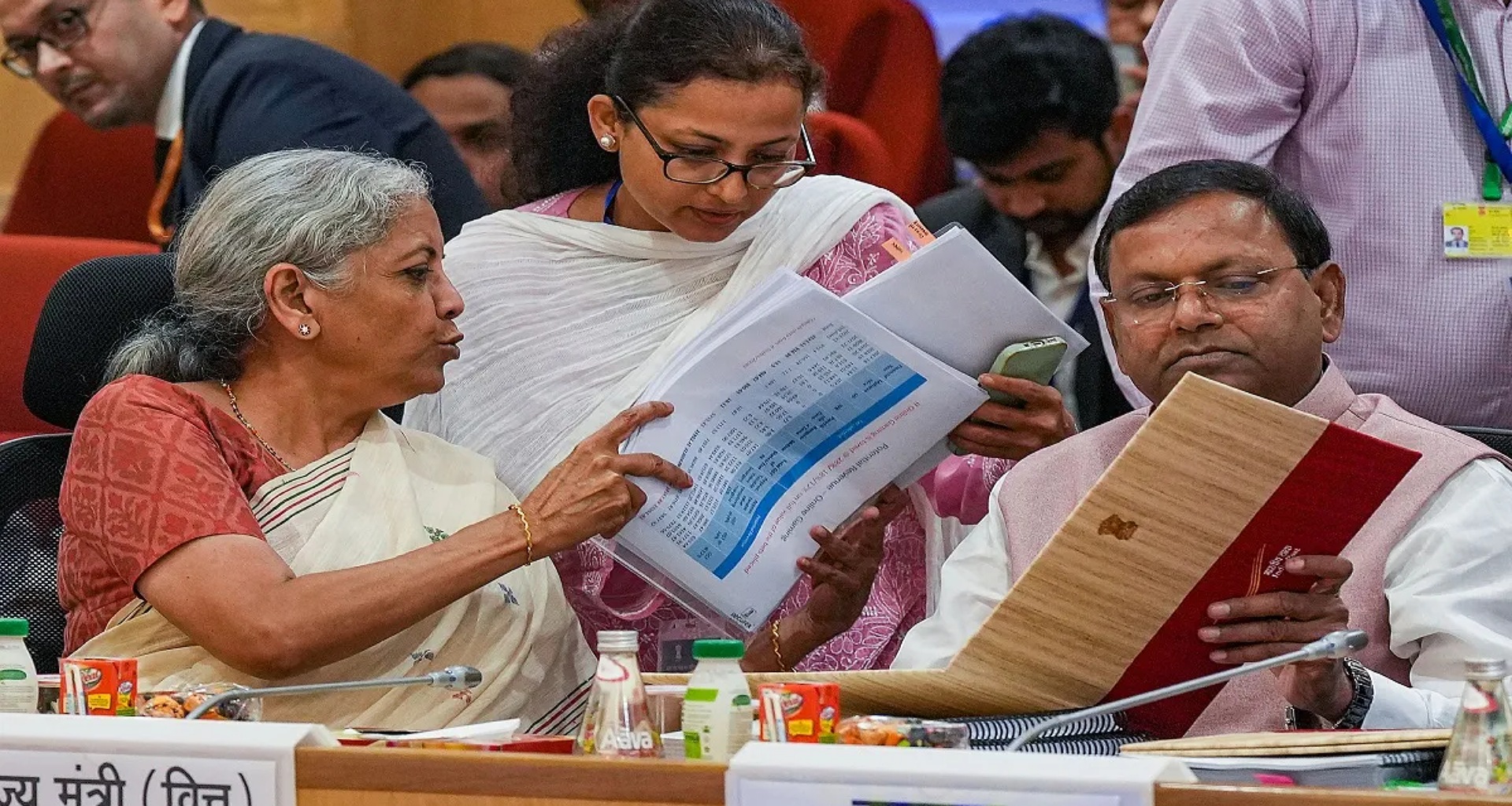 GST કાઉન્સિલની બેઠક: આરોગ્ય વીમા પર GSTમાં રાહત શક્ય, શું લક્ઝરી ઇલેક્ટ્રિક વાહનો પર ટેક્સ વધશે?