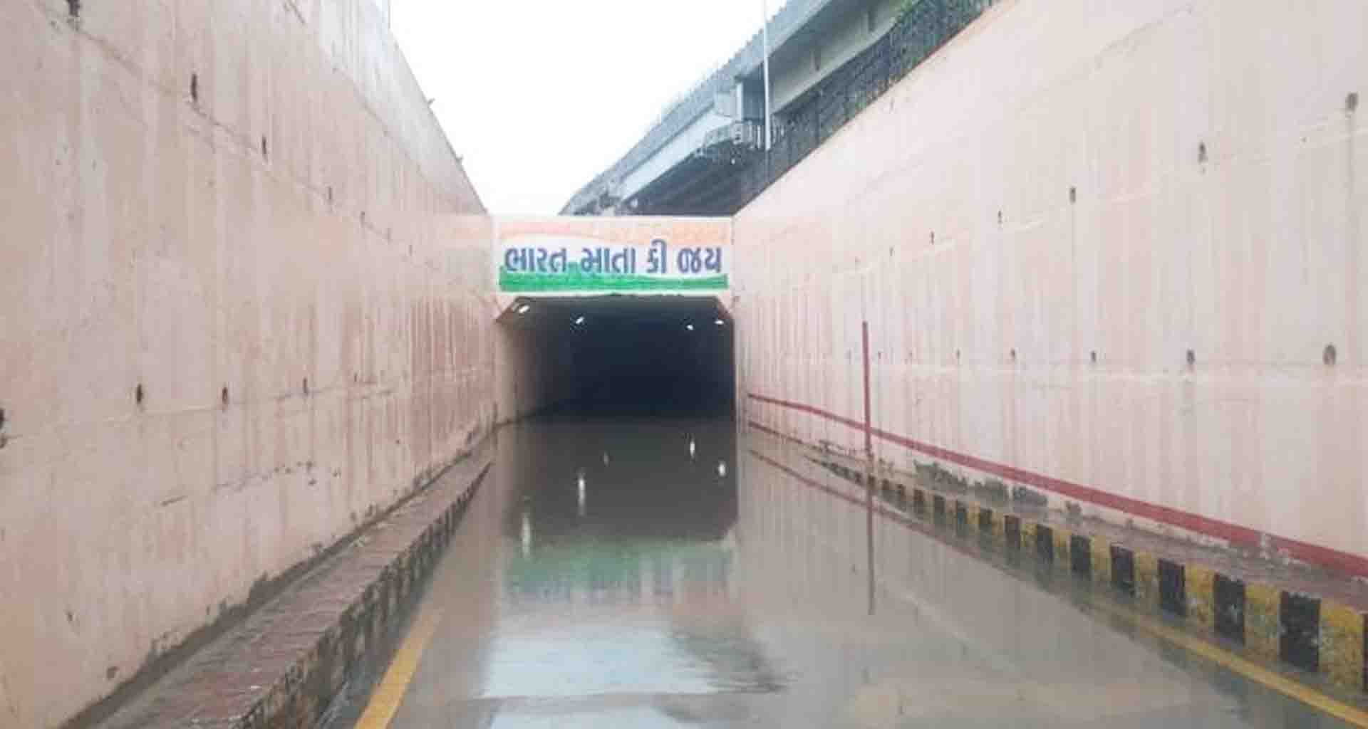 મહેસાણામાં નર્સિંગના 40 વિદ્યાર્થીઓ ભરેલી બસ ડ્રાઇવરે વરસાદી પાણી ભરેલા ગન્નાળામાં ઉતારી