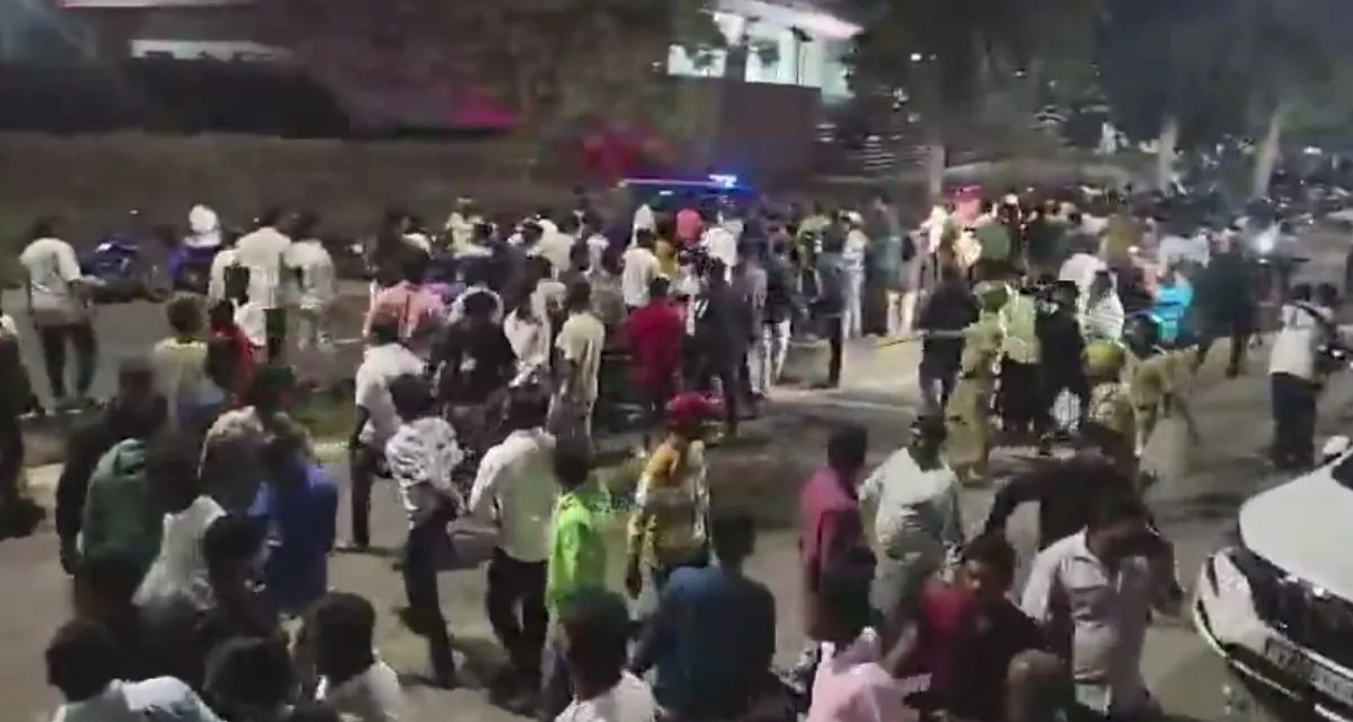 બેલ્લારીમાં અંધાધૂંધી! બે ધારાસભ્યોના સમર્થકો બેનરો પર અથડાયા, ગોળીબારમાં એકનું મોત