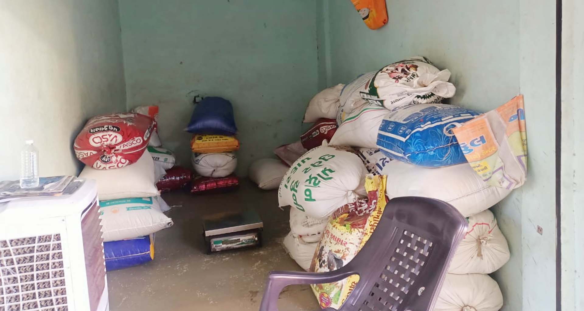 સિદ્ધપુરમાં જિલ્લા પુરવઠા અધિકારી દ્વારા આકસ્મિક તપાસ દરમિયાન શંકાસ્પદ અનાજનો જથ્થો ઝડપાયો