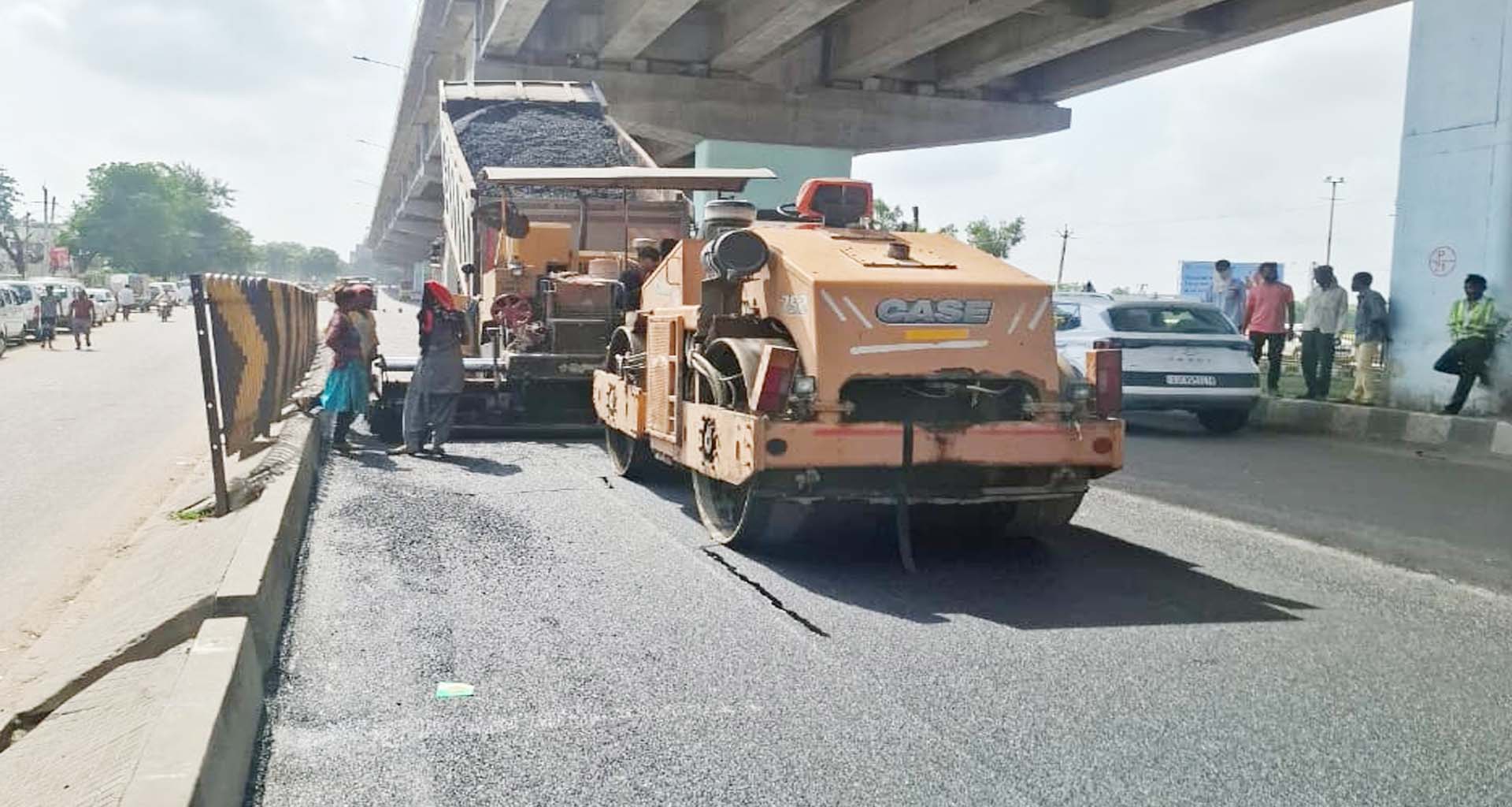 ડીસાના એલિવેટેડ બ્રિજ નીચે રોડ રિસરફેસિંગની કામગીરી શરૂ