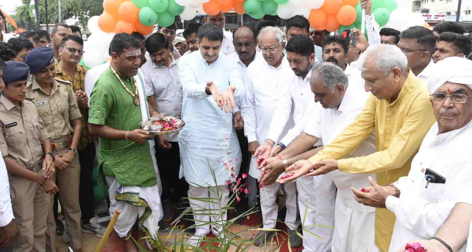 વિધાનસભાના અધ્યક્ષ શંકરભાઈ ચૌધરીની અધ્યક્ષતામાં થરાદ ખાતે વૃક્ષારોપણ કાર્યક્રમ યોજાયો