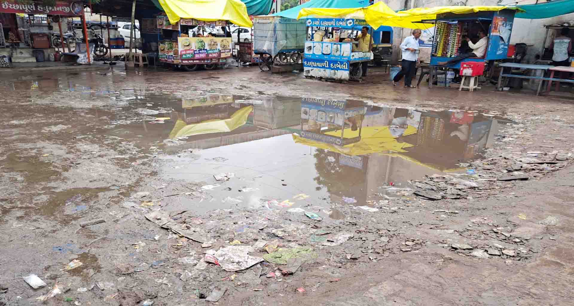 ડીસા બસ સ્ટેન્ડ પર ગંદકીનું સામ્રાજ્ય છવાયું; મુસાફરો અને વેપારીઓ ત્રાહિમામ..!