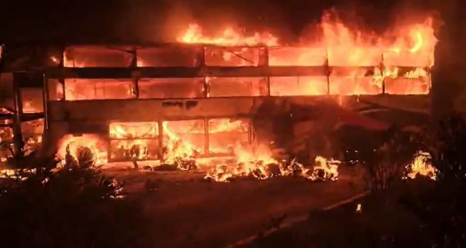 કન્ટેનર લારી સાથે અથડાયા બાદ બસમાં આગ લાગી, 3 લોકો જીવતા બળી ગયા