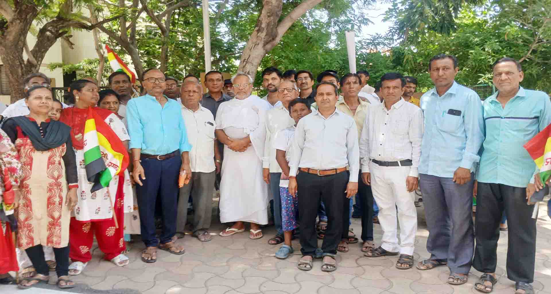 પાલનપુરમાં જૈન સાધુ-સાધ્વીઓના વિહાર દરમિયાન થતા અકસ્માતોને અટકાવવા અને તેમની સુરક્ષા મુદ્દે આવેદનપત્ર