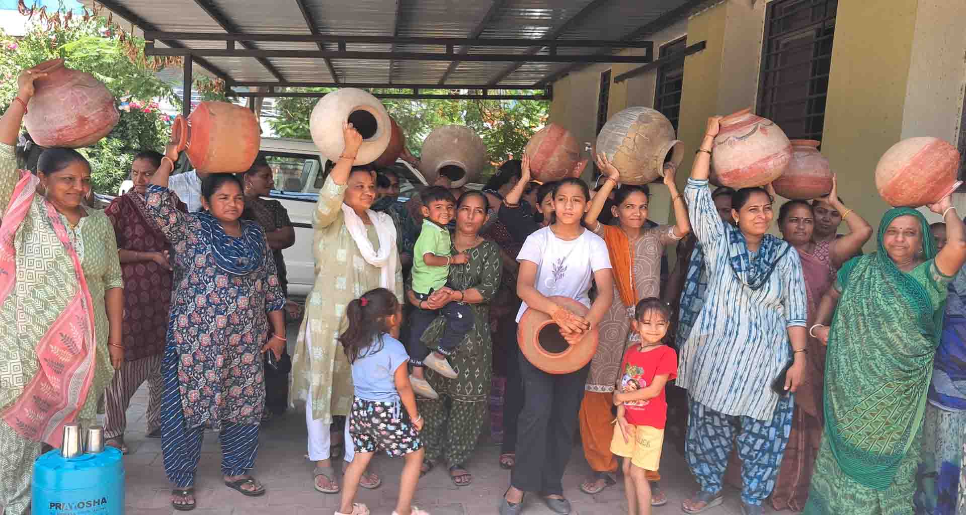 પાલનપુરની ગોવિંદા હેરિટેજ સોસાયટીમાં પાણીની મોકાણ; મહિલાઓએ ઠાલવ્યો રોષ