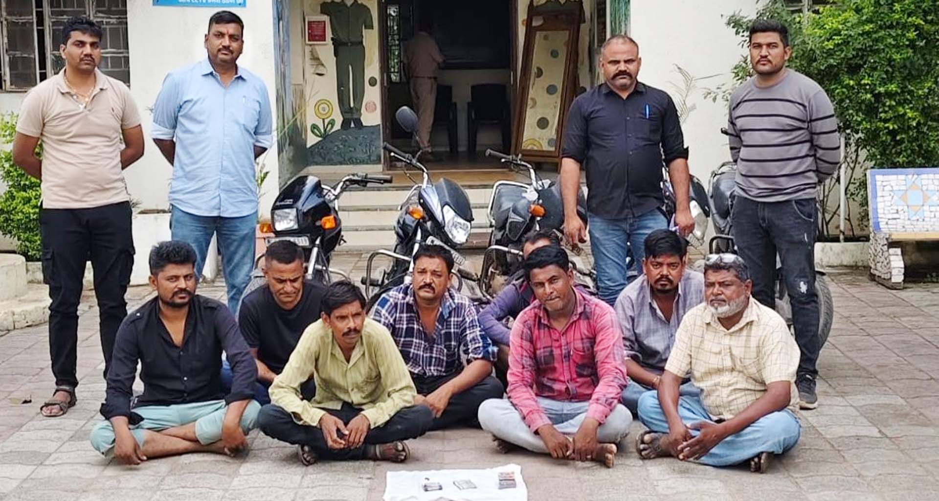 સાબરકાંઠા; કાનડા ગામે પોલીસની રેડ આઠ જુગારીઓને ઝડપી લીધા