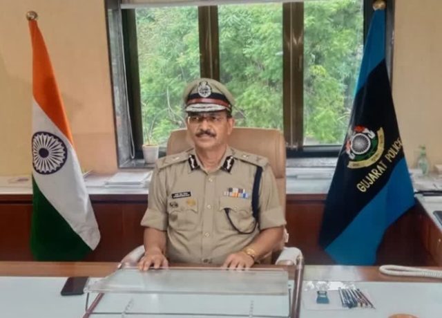 તમામ પોલીસ સ્ટેશનના પોલીસ ઇન્સ્પેક્ટરે રાત્રે 12 વાગ્યા સુધી પોતાના પોલીસ મથકની હદમાં હાજર રહેવું