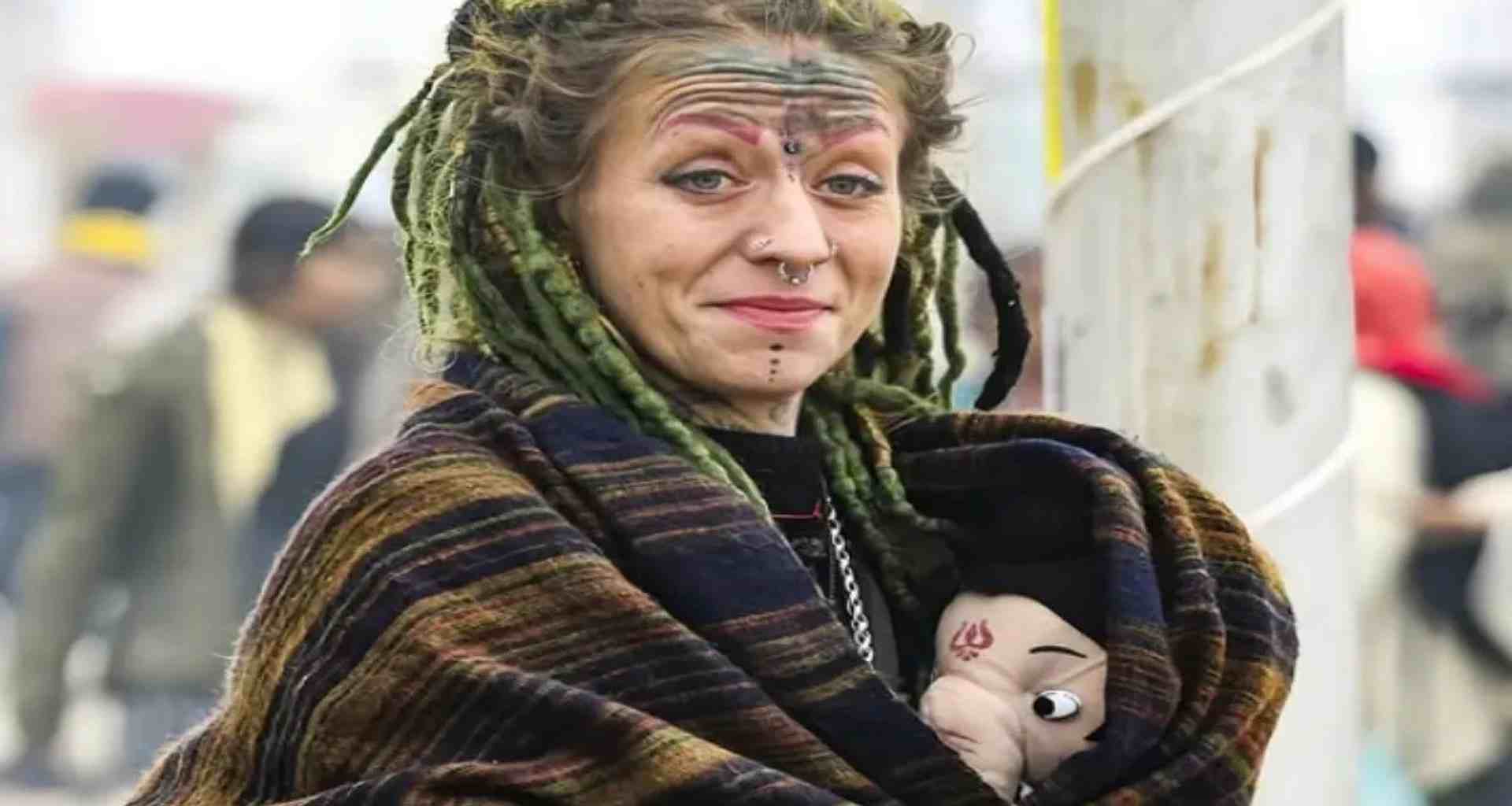 મહાકુંભમાં ભગવાન ગણેશની મૂર્તિ સાથે જોવા મળી વિદેશી મહિલા