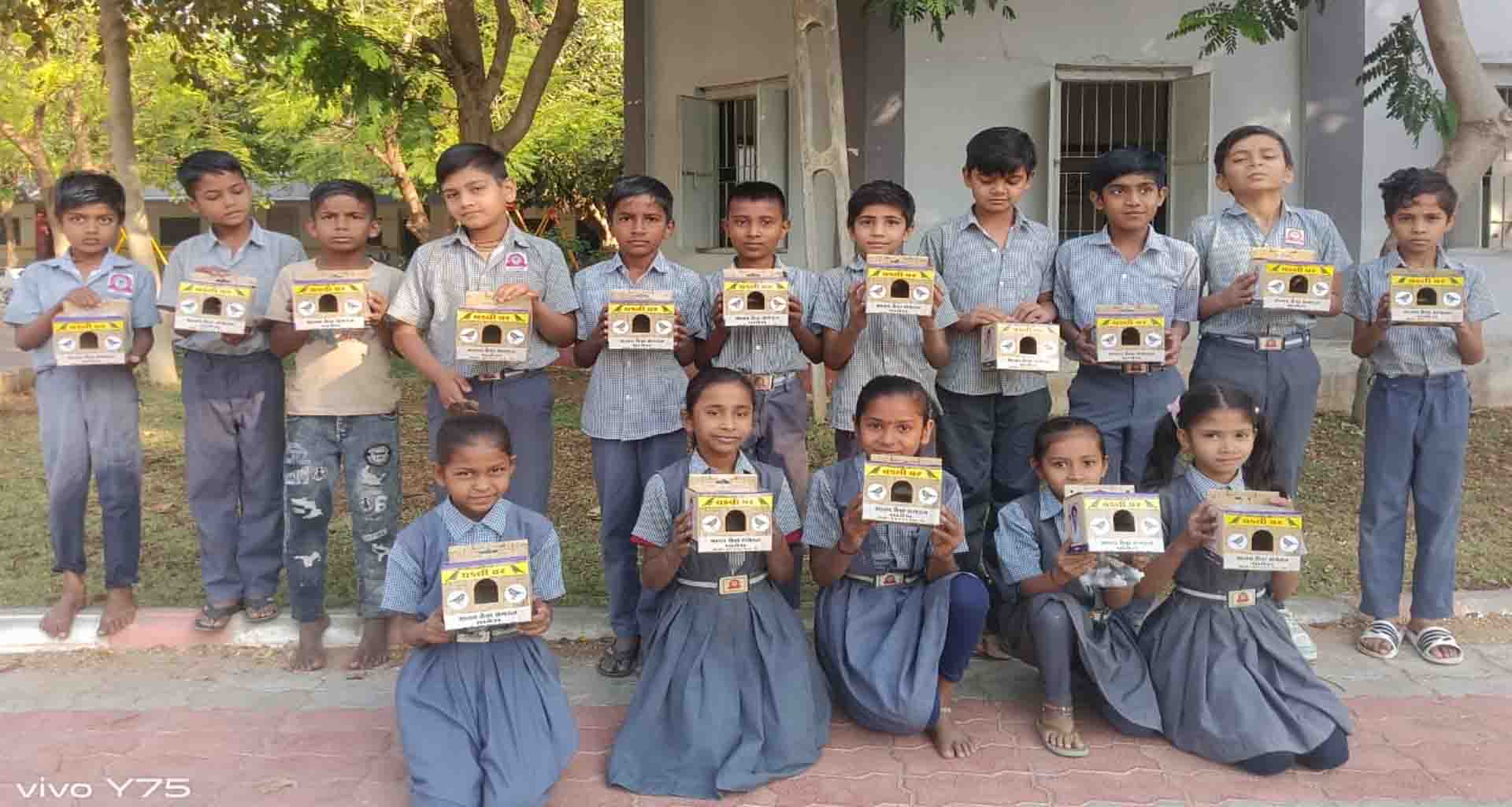 અમીરગઢ પગાર કેન્દ્ર શાળામાં ચકલીઓના માળા બાંધવામાં આવ્યા હતા