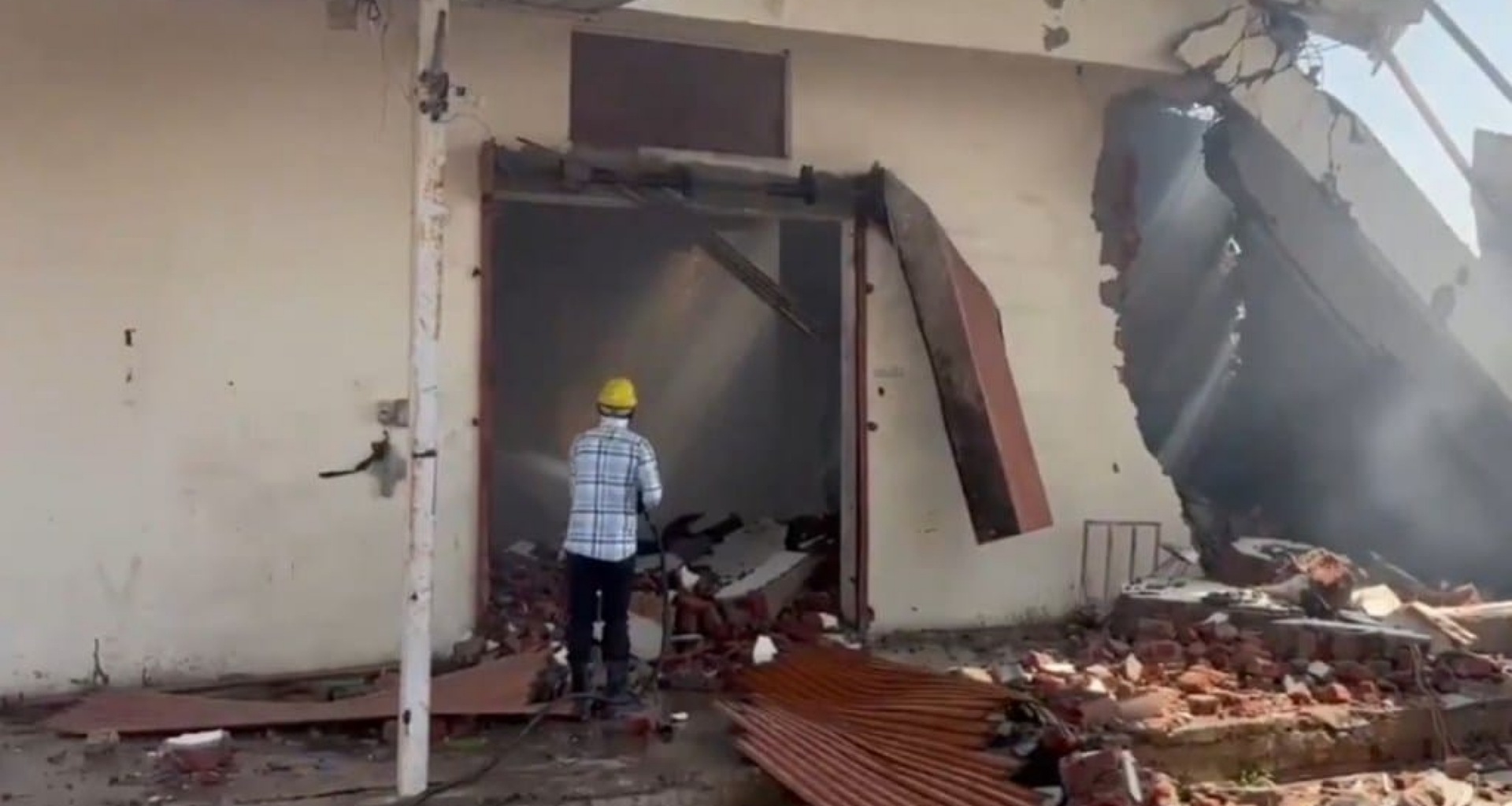 ડીસા ગૉડાઉનમાંથી 20 મો મૃતદેહ મળ્યો