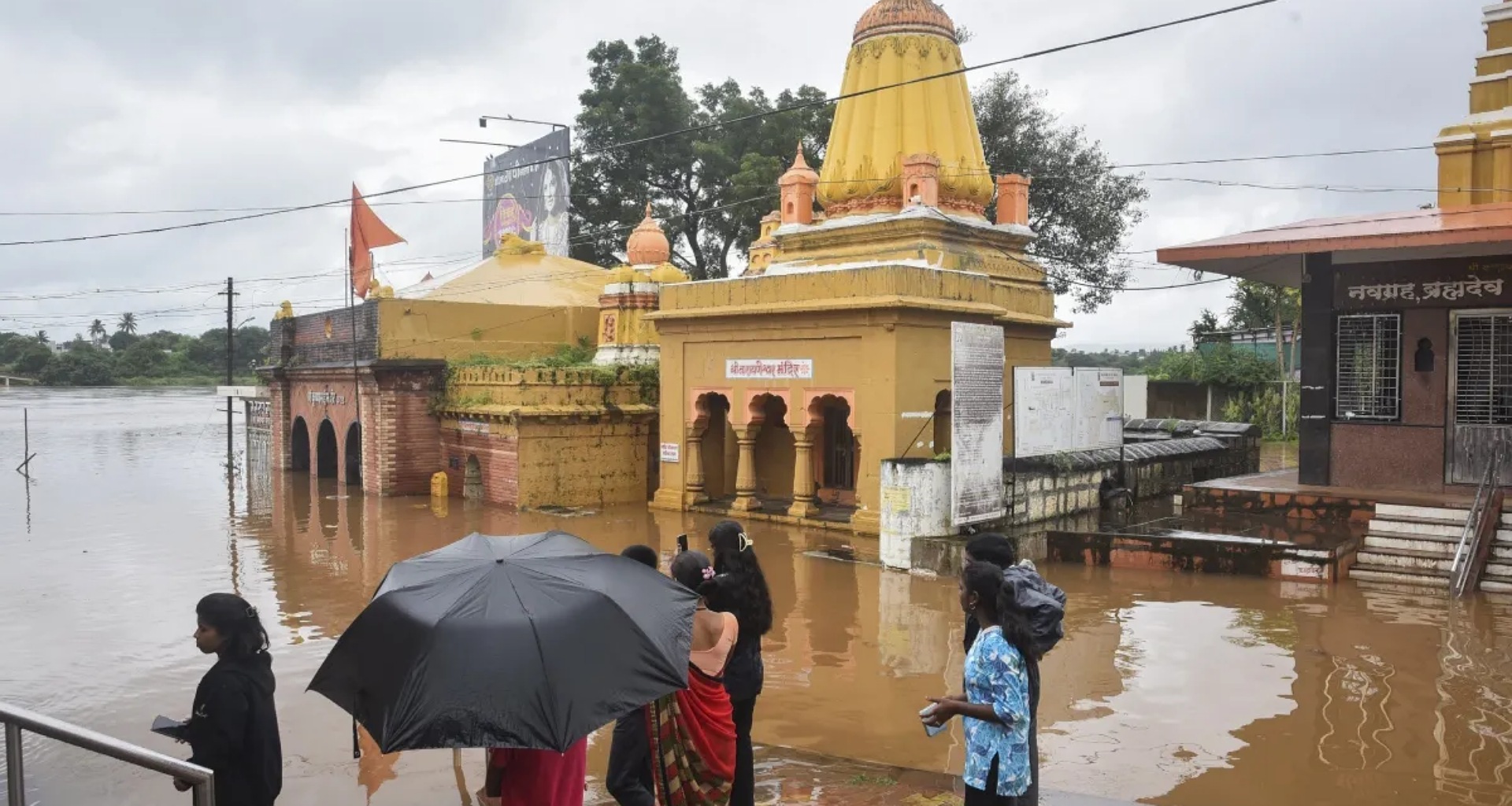 ગુજરાતમાં ભારે વરસાદને કારણે રેડ એલર્ટ જારી, હિમાચલમાં શાળાઓ અને કોલેજો બંધ, જાણો દિલ્હી-મુંબઈની સ્થિતિ