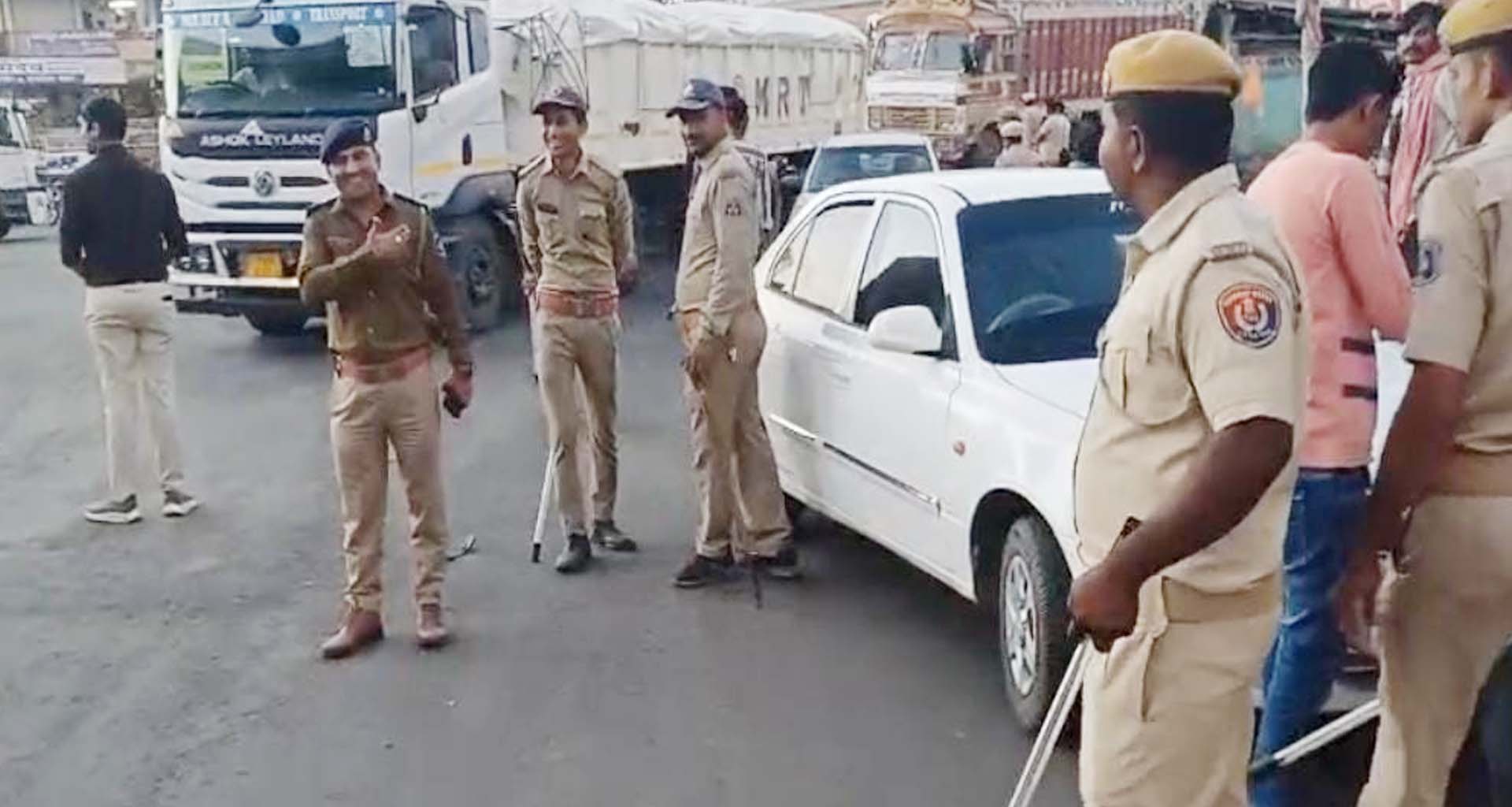 ડીસાના આખોલ ચારરસ્તા પાસે રૂરલ પોલીસની મેગા ટ્રાફિક ડ્રાઈવ