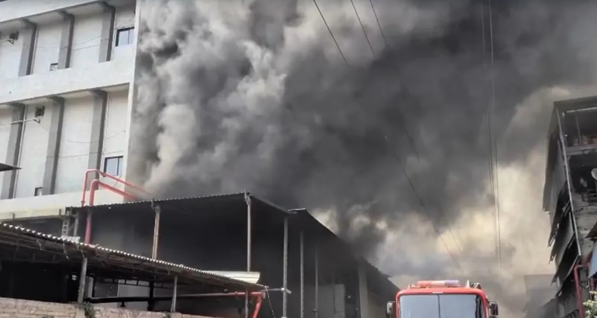 સુરતમાં એક કેમિકલ ફેક્ટરીમાં ભીષણ આગ લાગી, આગની જ્વાળાઓ અને ધુમાડાના ગોટેગોટા ઘણા મીટર ઉંચા નીકળ્યા