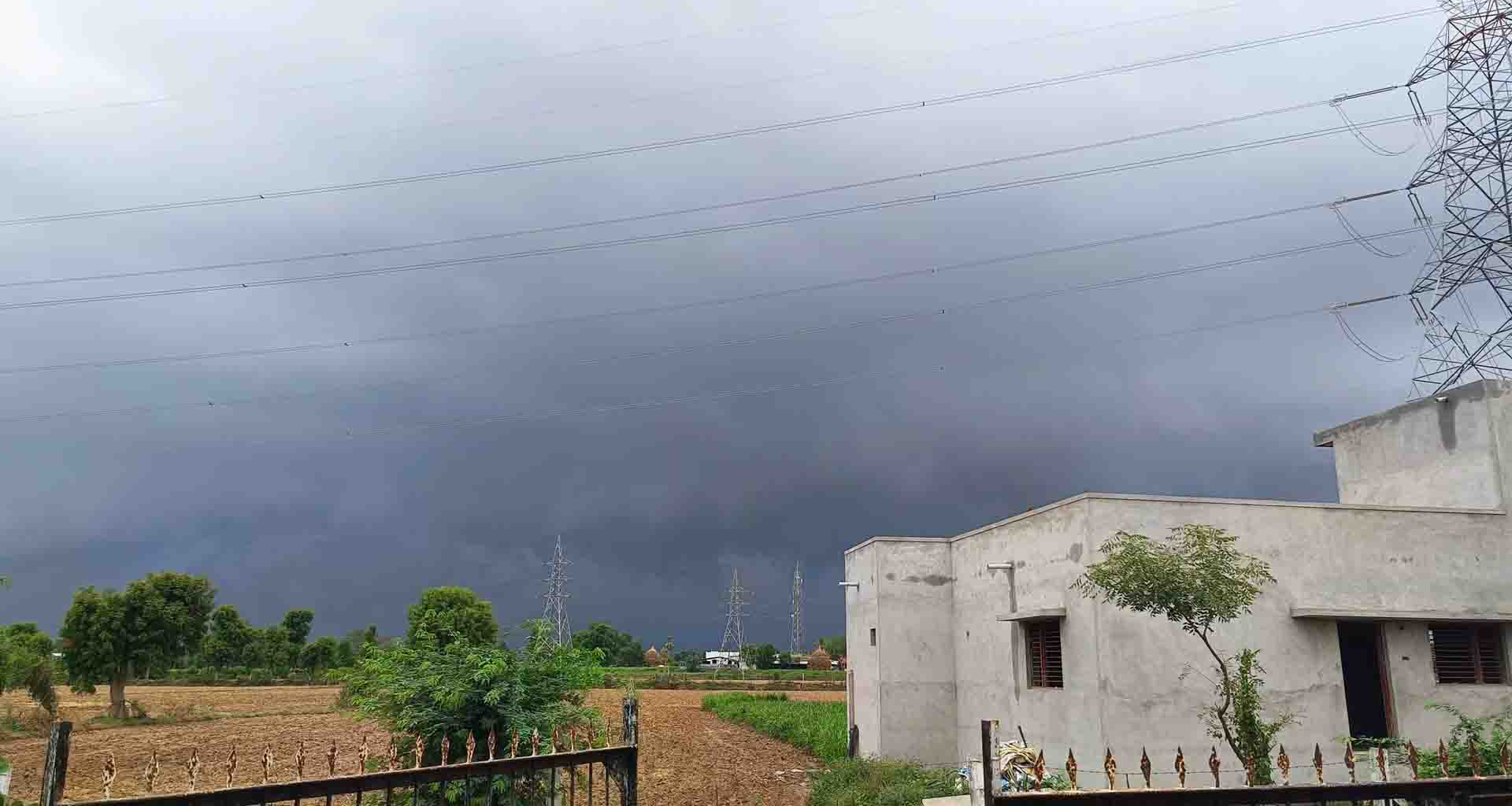 બનાસકાંઠા જિલ્લામાં છૂટાછવાયા સ્થળો પર વરસાદી માહોલ યથાવત; ધાનેરા દિયોદર લાખણીમાં મેધરાજા વરસ્યા