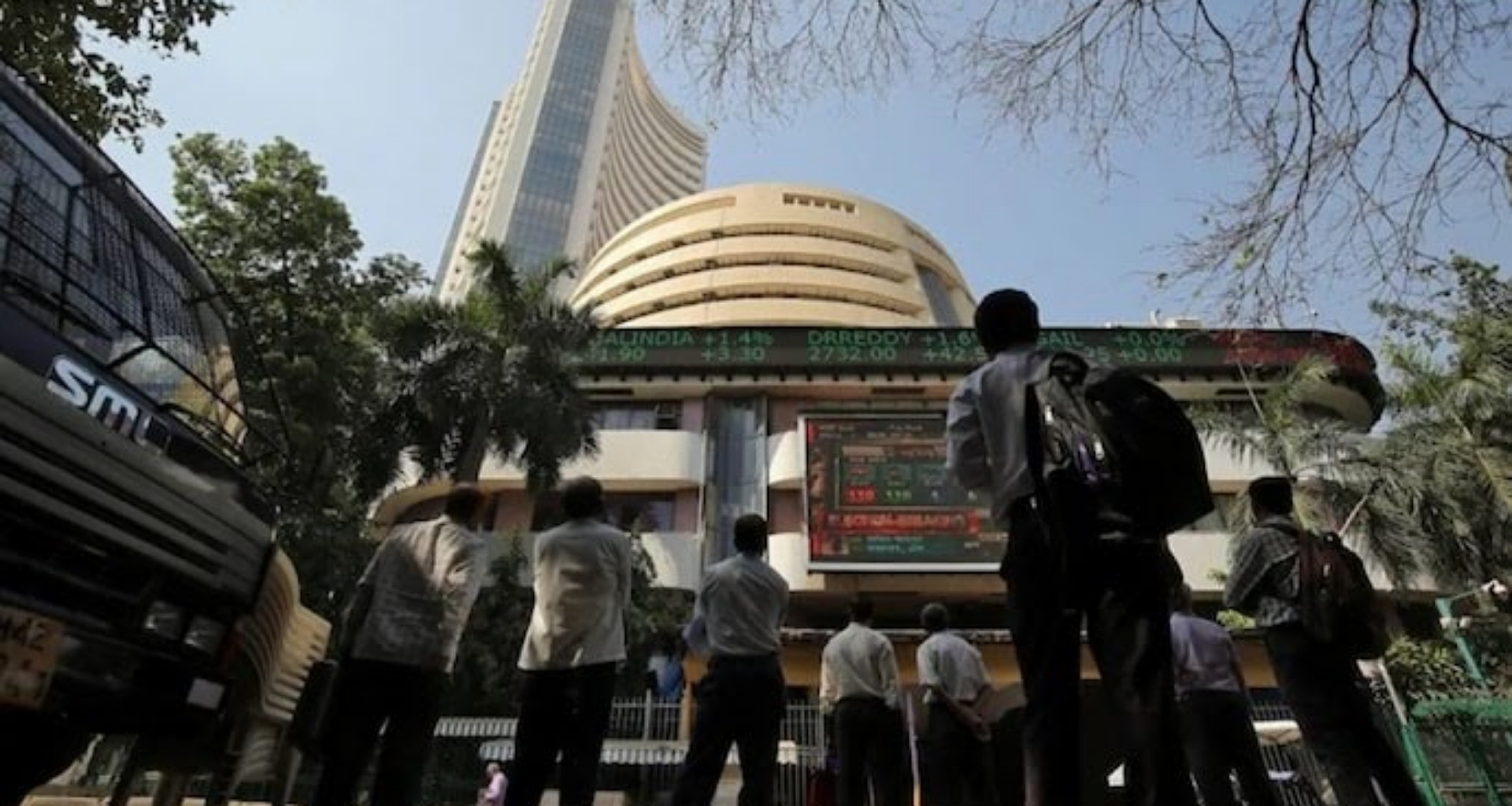 સેન્સેક્સ 900 પોઈન્ટ ઉછળ્યો: આજે શેરબજાર કેમ વધી રહ્યું છે? જાણો...