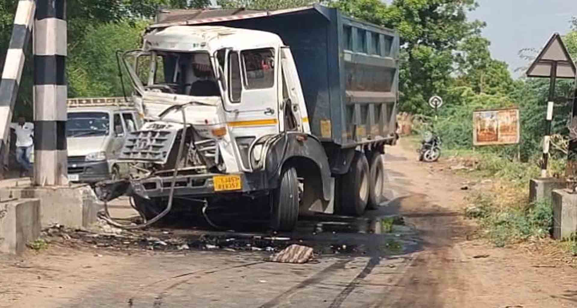 કાંકરેજ તાલુકાના ઉંબરી પાસે ડમ્પર ચાલકે સ્ટેરીંગ પરનો કાબુ ગુમાવતા ડ્રાઈવર ઘવાયો