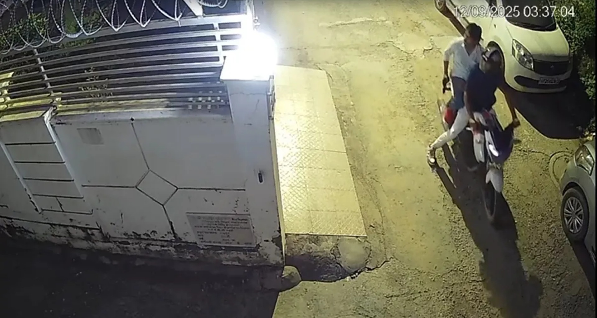 દિશા પટાણીના ઘરે ફાયરિંગનો લાઈવ વીડિયો: પહેલા તેઓએ રેકી કરી, પછી બાઇક પરથી ઉતરીને ફાયરિંગ કર્યું