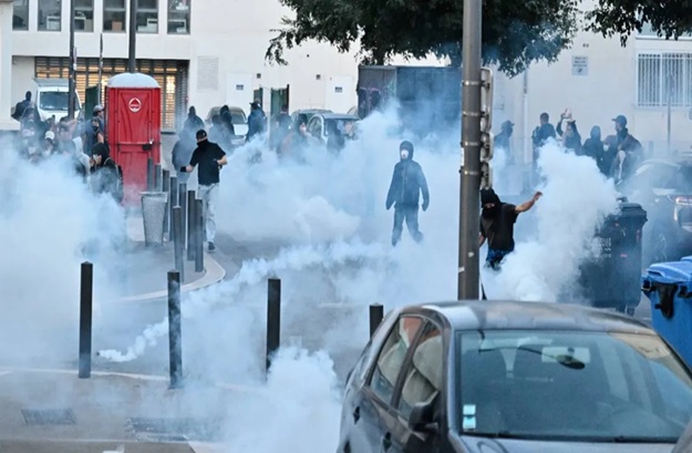 200 લોકોની ધરપકડ, પોલીસ સાથે પ્રદર્શનકારીઓની અથડામણ, બસોને આગ ચાંપી – Gujarati GNS News