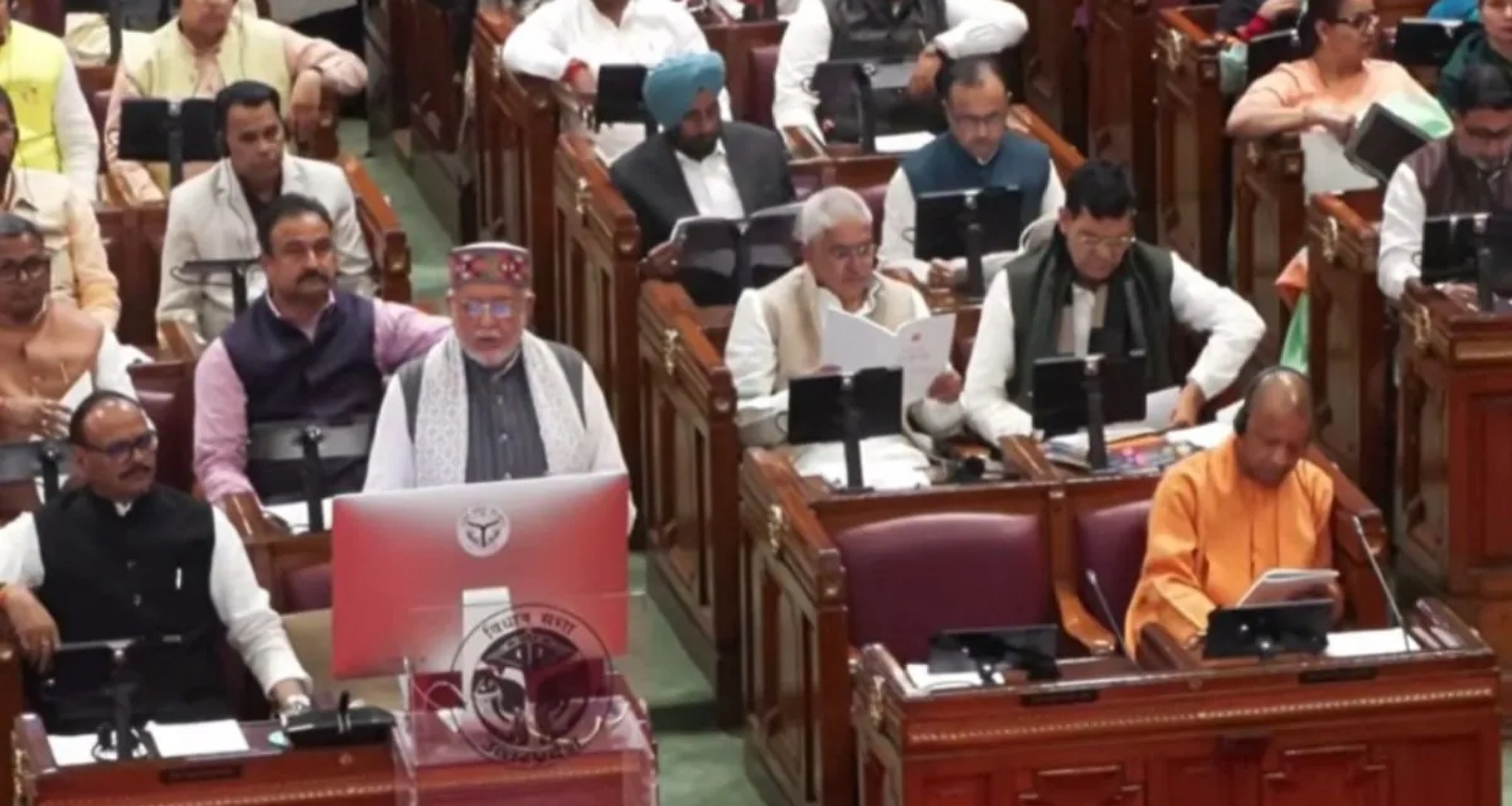 ટેબ્લેટ/સ્માર્ટફોન માટે 2,374 કરોડ રૂપિયા, વિદ્યાર્થીનીઓ માટે સ્કૂટર માટે 400 કરોડ રૂપિયા; યુપી બજેટમાં મોટી જાહેરાતો