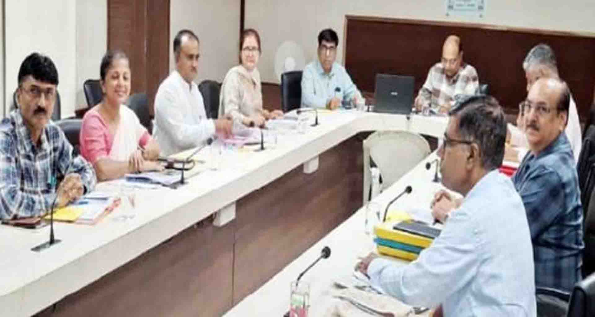 યુનિવર્સિટી ખાતે પ્રથમ વાર મળેલી બોડૅ ઓફ ડીન્સની બેઠકમાં નવા અભ્યાસક્રમો શરૂ કરવા ચિંતન કરાયું