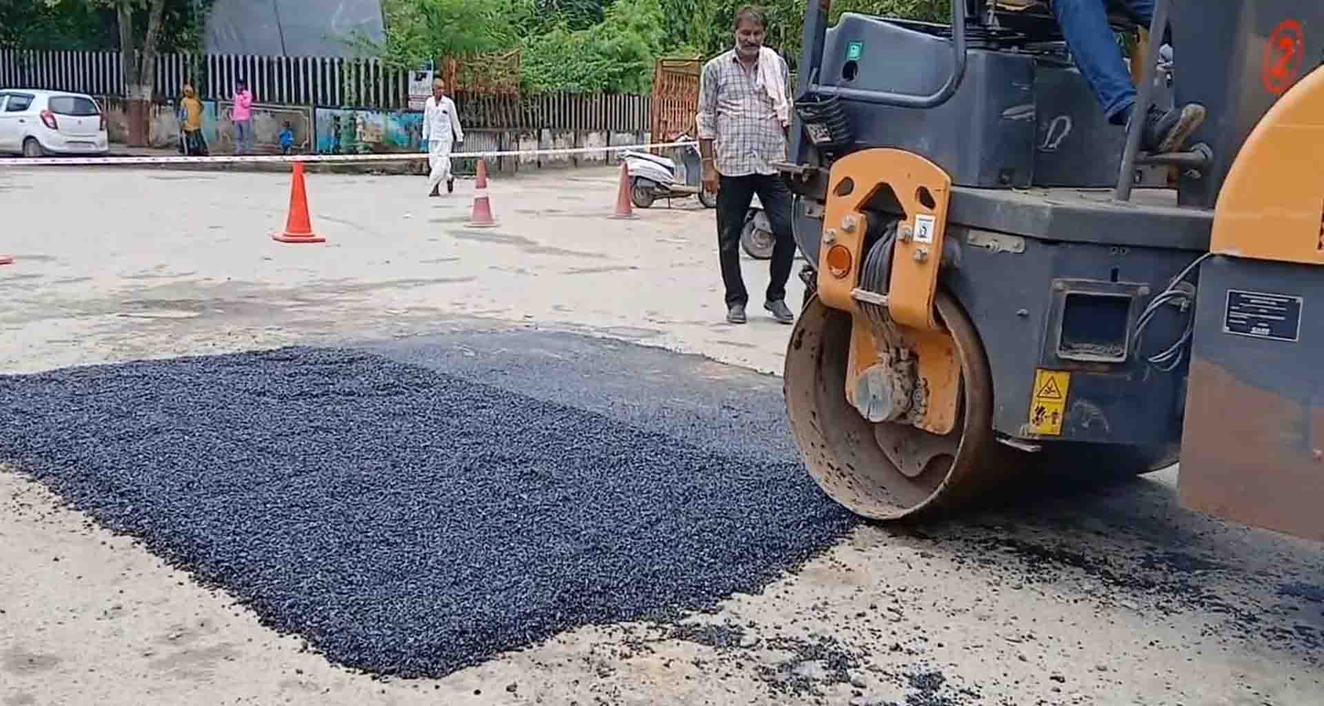 પાલનપુરમાં વરસાદને પગલે રોડ પર પડેલા ખાડા પુરવાની કામગીરી હાથ ધરાઈ